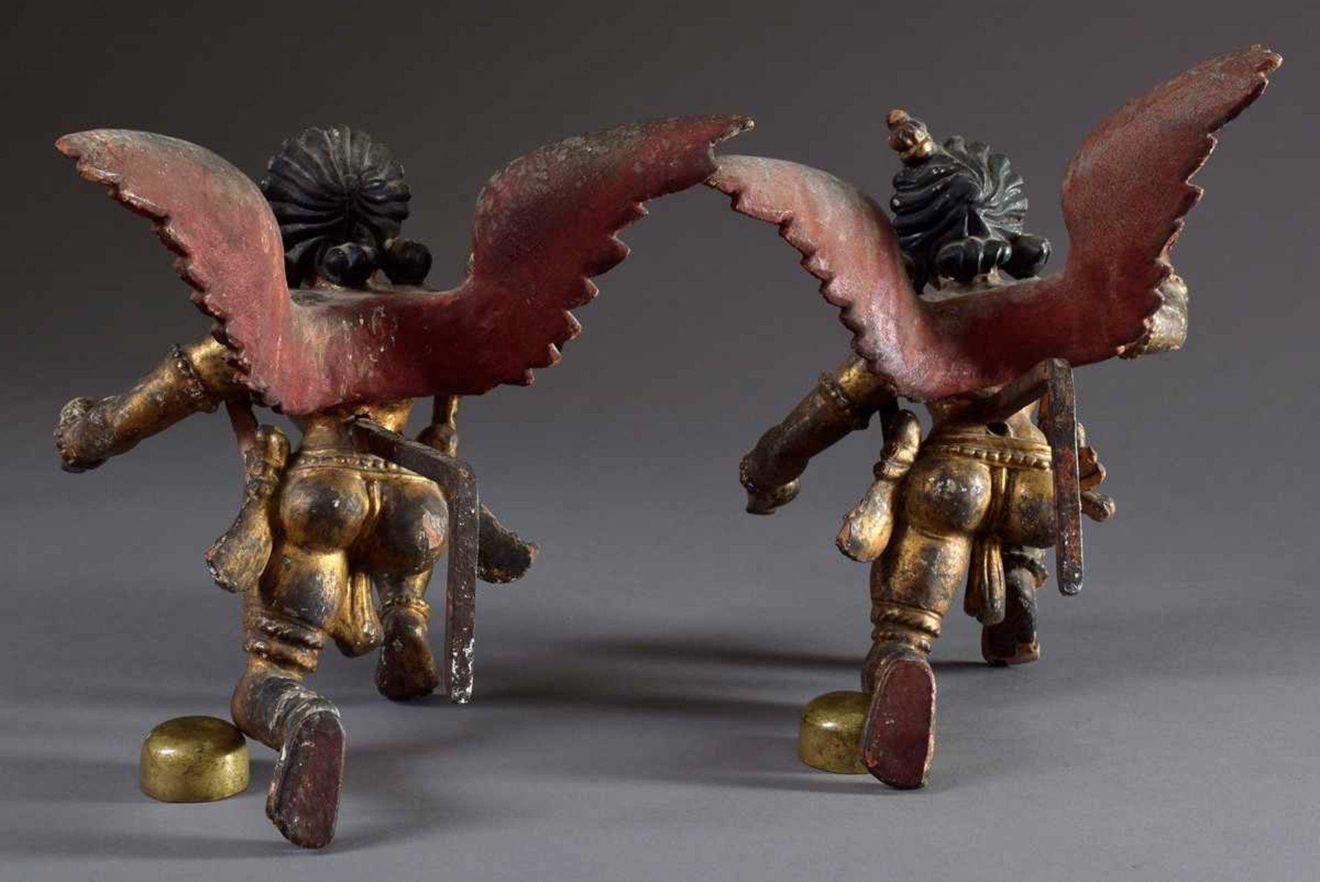 Paar kniende hinduistische Schutzgottheiten mit Flügeln, Holz geschnitzt, vergoldet, an - Bild 2 aus 6
