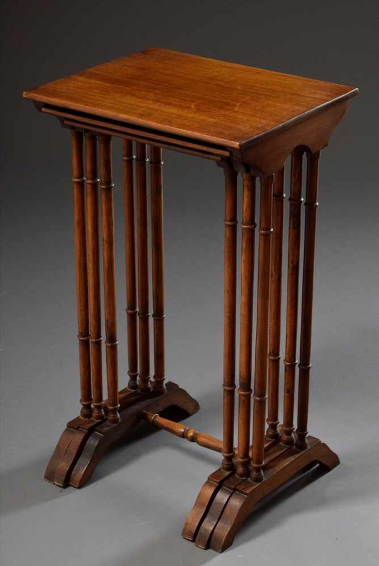 Dreiersatz Mahagoni Nesttische mit gedrechselten Beinen, um 1900, Three set mahogany nest tables - Bild 2 aus 3