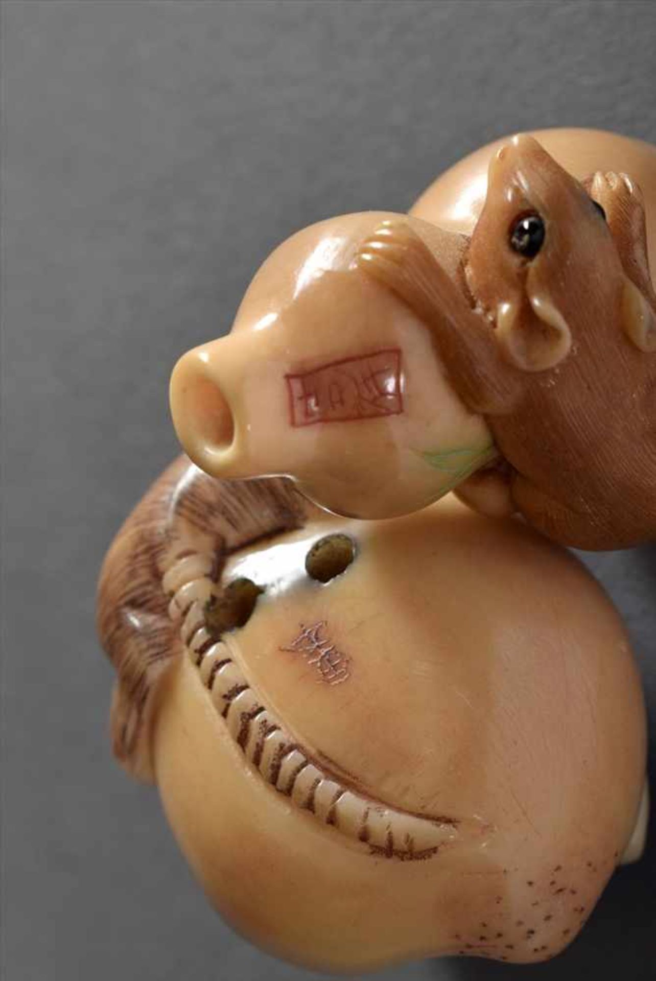 2 Diverse Katabori Netsuke "Ratte mit Flaschenkürbis" und "Ratte mit Pfirsich", Tagua Nuss mit - Image 2 of 5