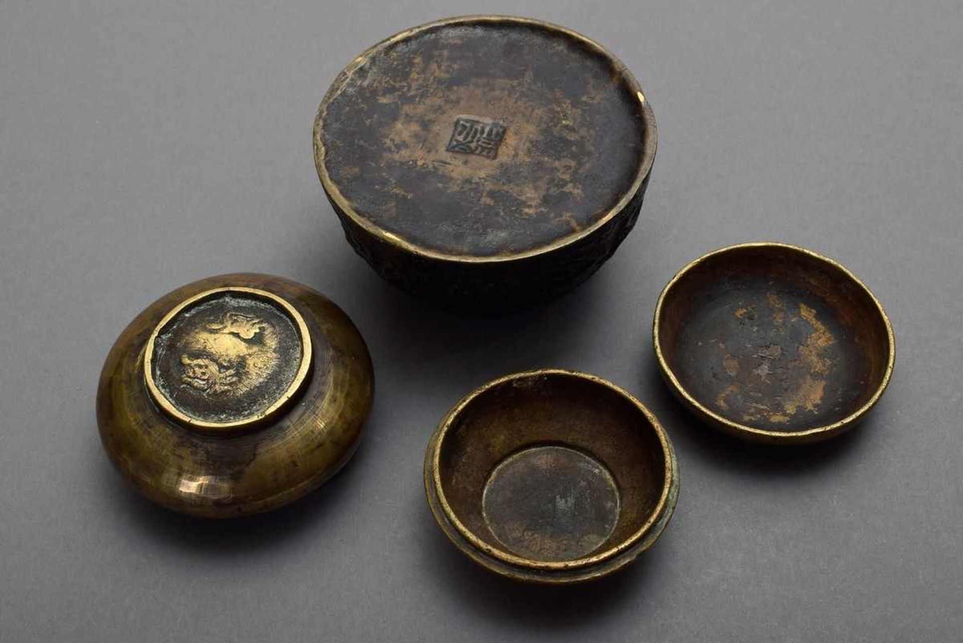 3 Diverse Teile Bronze Pinselwascher und Siegellackdose mit Reliefdekor, China, Ø 5-7cm, z.T. mit - Bild 2 aus 3