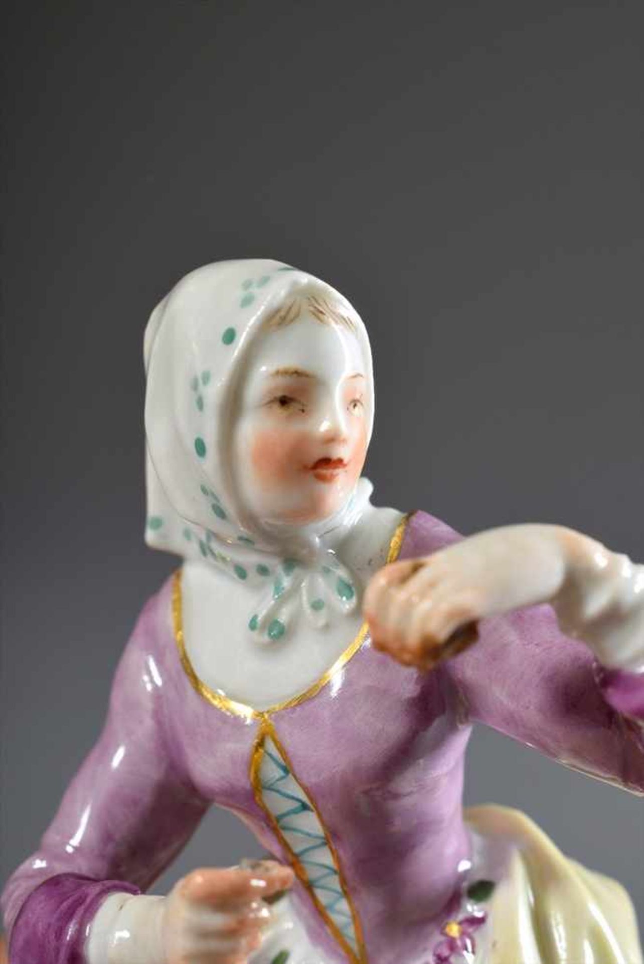 Meissen Figur "Frau mit Kopftuch", polychrom bemalt und goldstaffiert, runder Rocaillesockel, - Bild 4 aus 5
