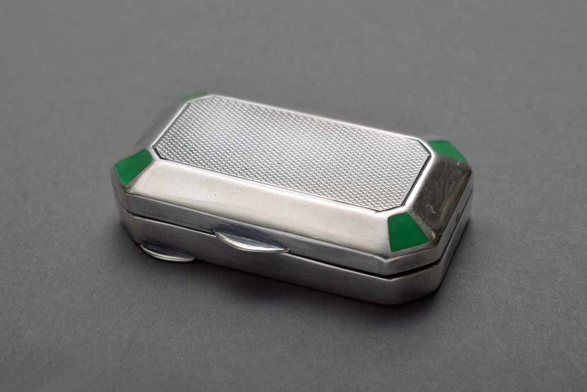 Miniatur Pillendose mit grün emaillierten Ecken und guillochiertem Deckel, Martin Meyer, Silber 925,