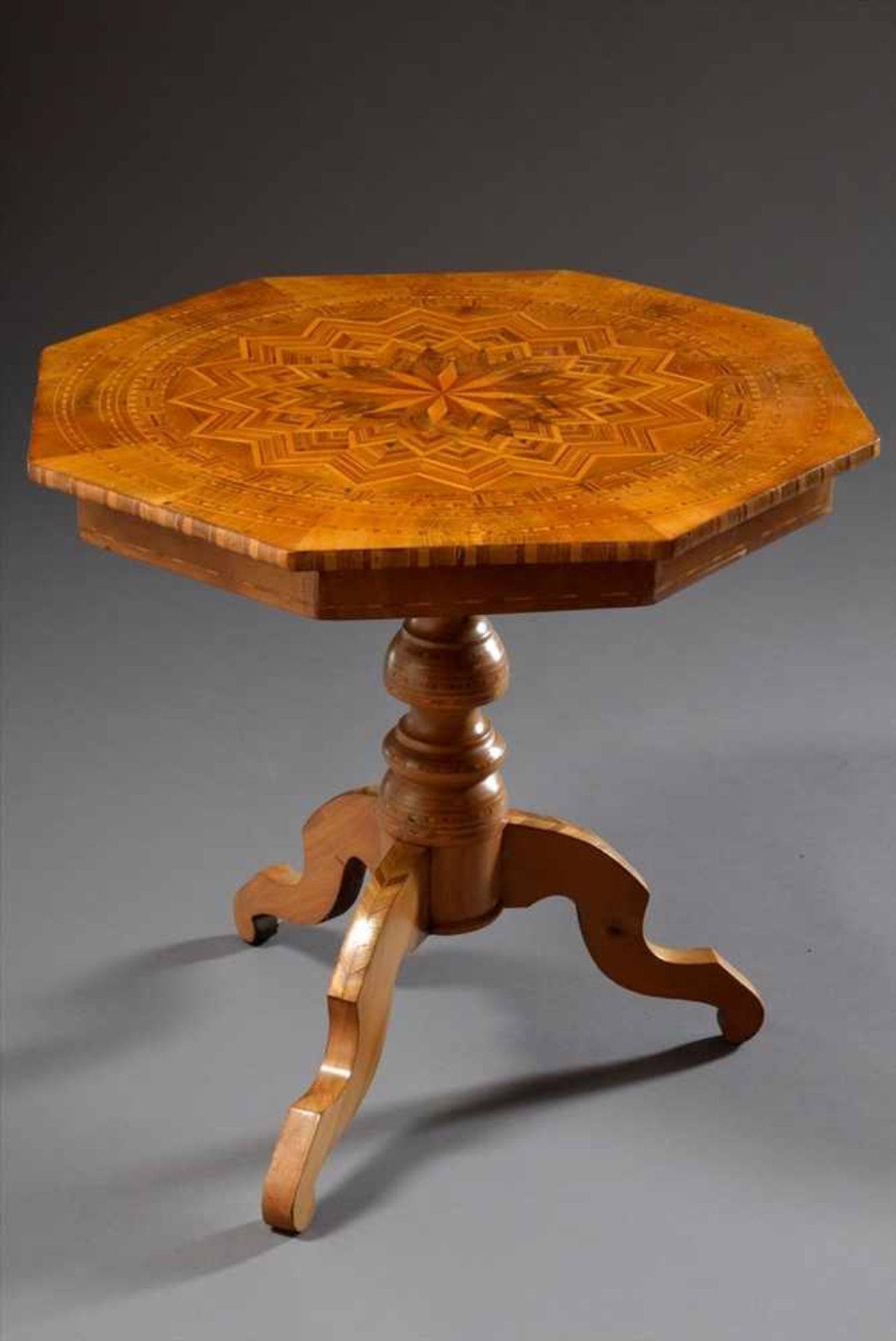 Oktogonaler Biedermeier Tisch mit Strohintarsien, H. 62cm, Ø 65cmOctagonal Biedermeier table with