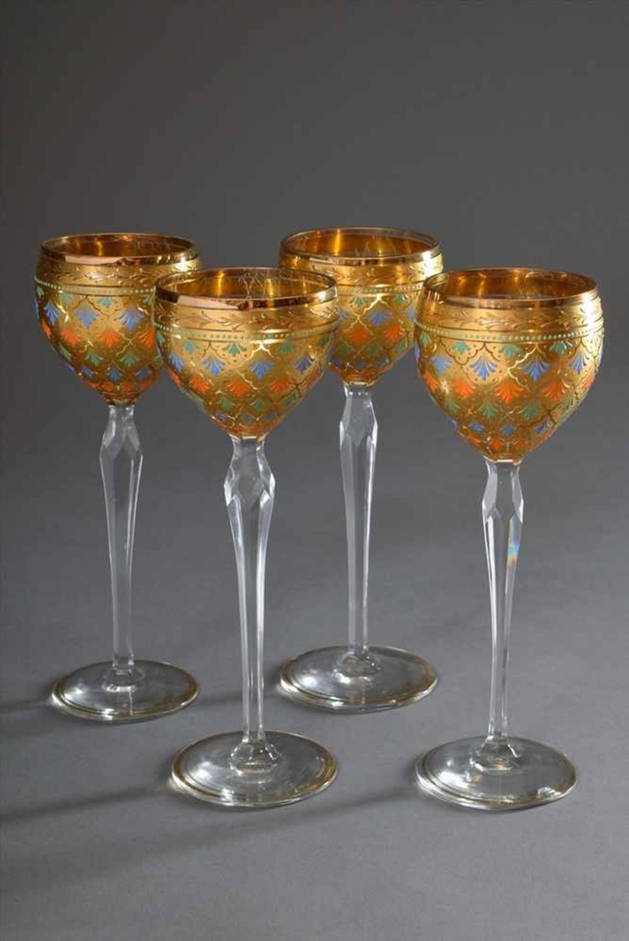 4 Hochstielige Weingläser mit orientalisch bemalter Kuppa in Gold, Orange, Blau und Grün, um 1920/