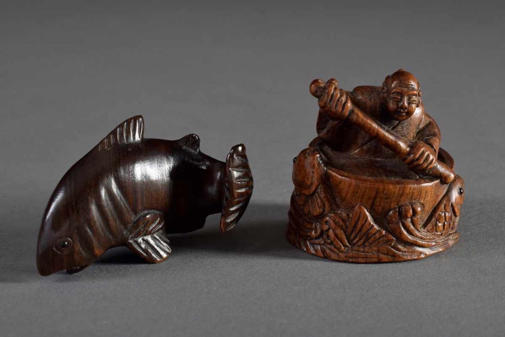 2 Diverse Katabori Netsuke "Hai" und "Mann in einem Zuber als Boot", Ebenholz mit eingelegten Horn