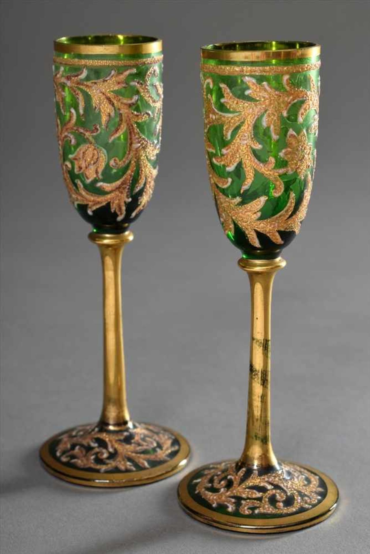 2 Grüne Likörgläser mit reichem Golddekor "Ranken", H. 12,5cm, etwas berieben2 green liqueur glasses