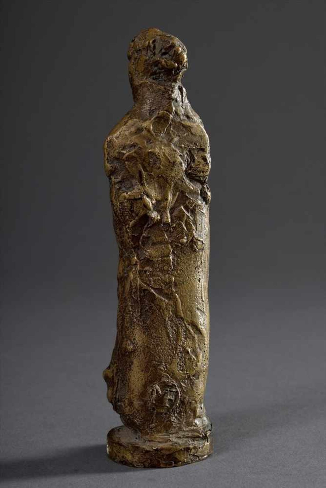 Monogrammist MF „Stehender in langem Mantel“, Bronze auf Holzsockel, nummeriert 6/20, H. 13, - Bild 3 aus 5