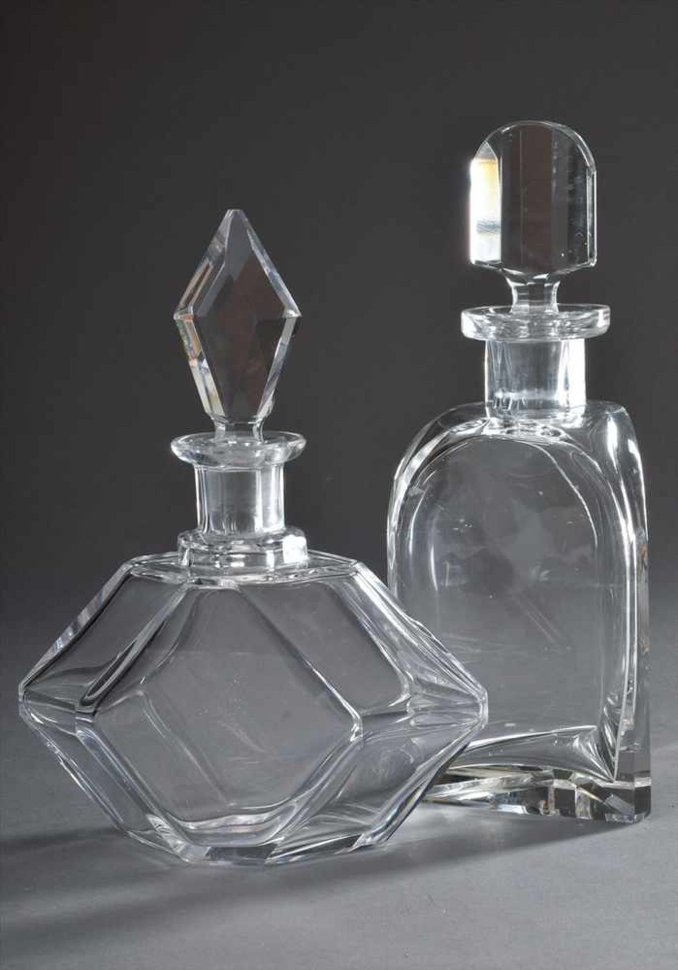 2 Diverse schlichte Art Deco Kristall Karaffen, drei- und mehreckig, um 1920/30, H. 25,5/28,5cm, z.