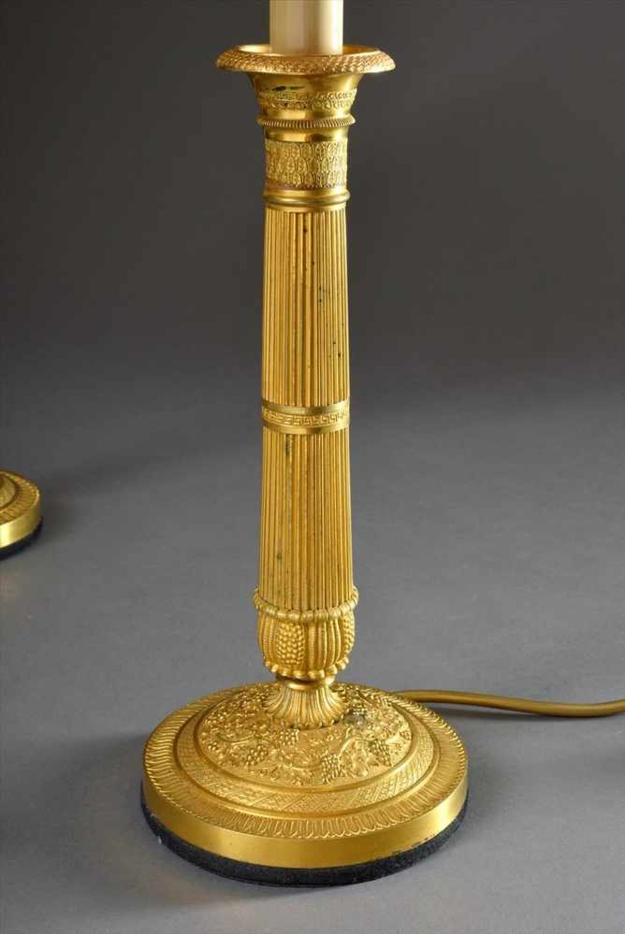 Paar Lampen mit feuervergoldeten Bronze Leuchterfüßen, kanneliertem Schaft und Weinlaubfries am - Bild 2 aus 4
