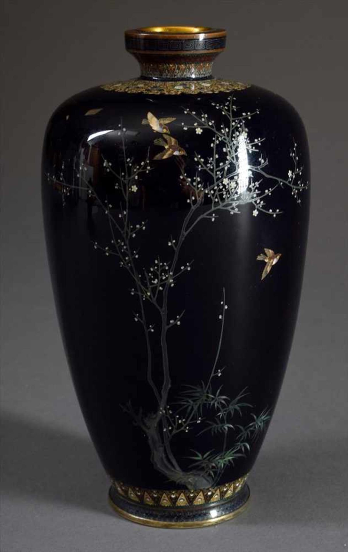 Bauchige Cloisonné Vase mit lupenfeiner Dekoration "Sperlinge, Bambus- und Prunuszweige" auf