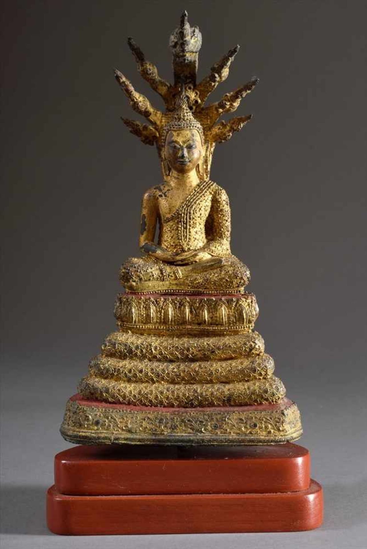 Buddha "Sitzender Buddha auf getrepptem Thron, von sieben Nagas beschützt", Bronzeguss mit Resten - Bild 6 aus 6