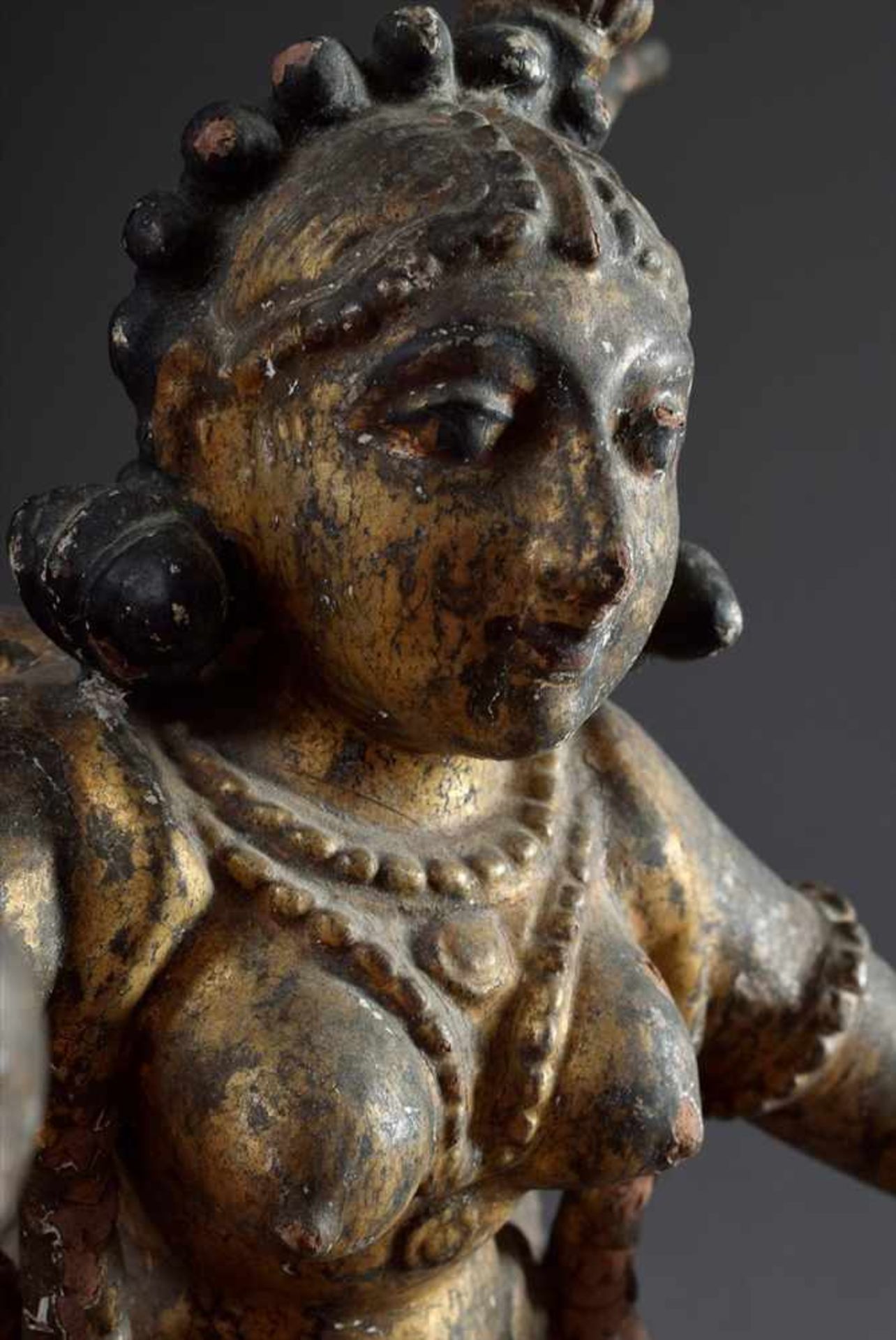 Paar kniende hinduistische Schutzgottheiten mit Flügeln, Holz geschnitzt, vergoldet, an - Bild 3 aus 6