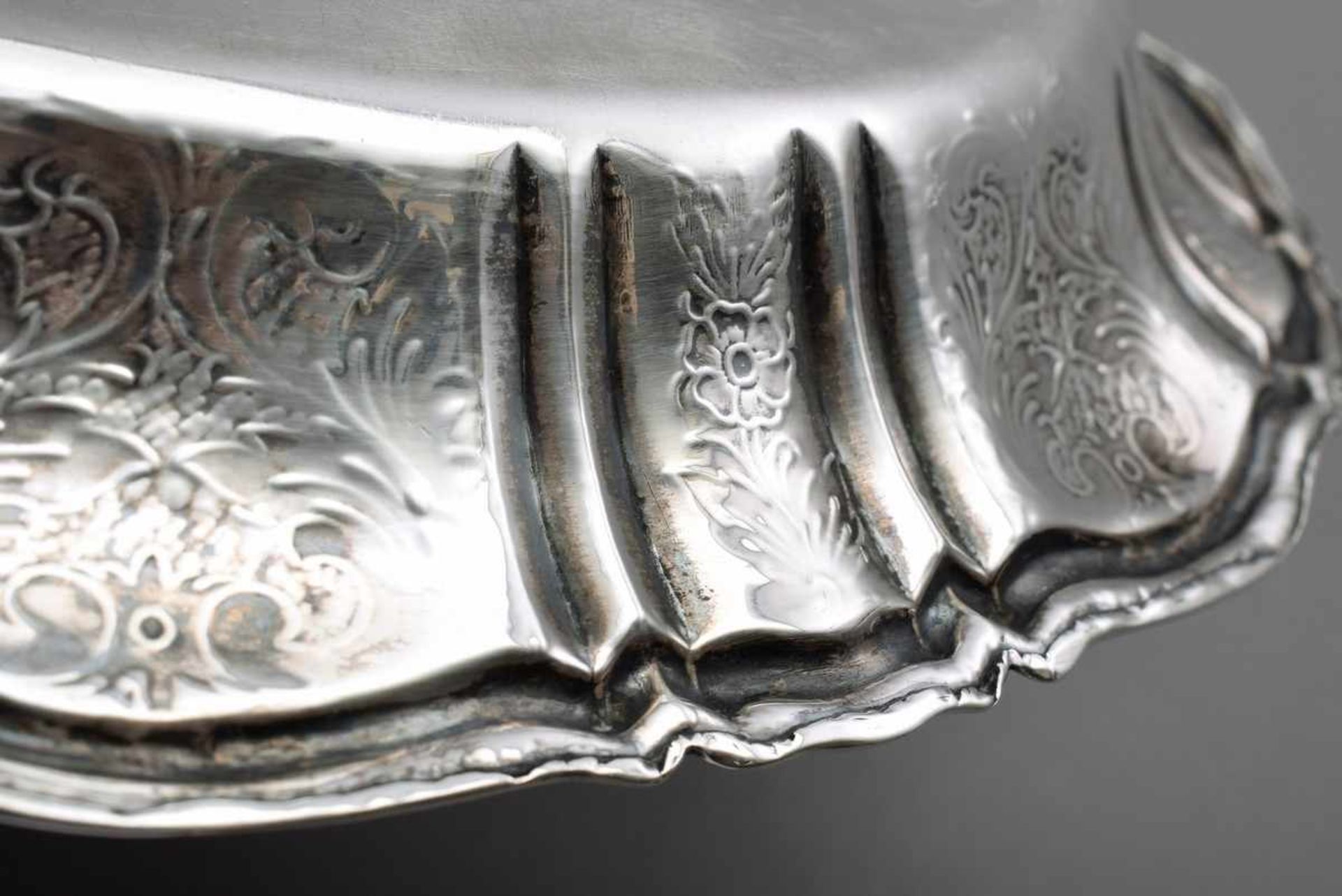Ovale Schale mit floral graviertem Rand, Silber 830, 177g, 21x14cm, leichte KratzspurenOval bowl - Bild 2 aus 2