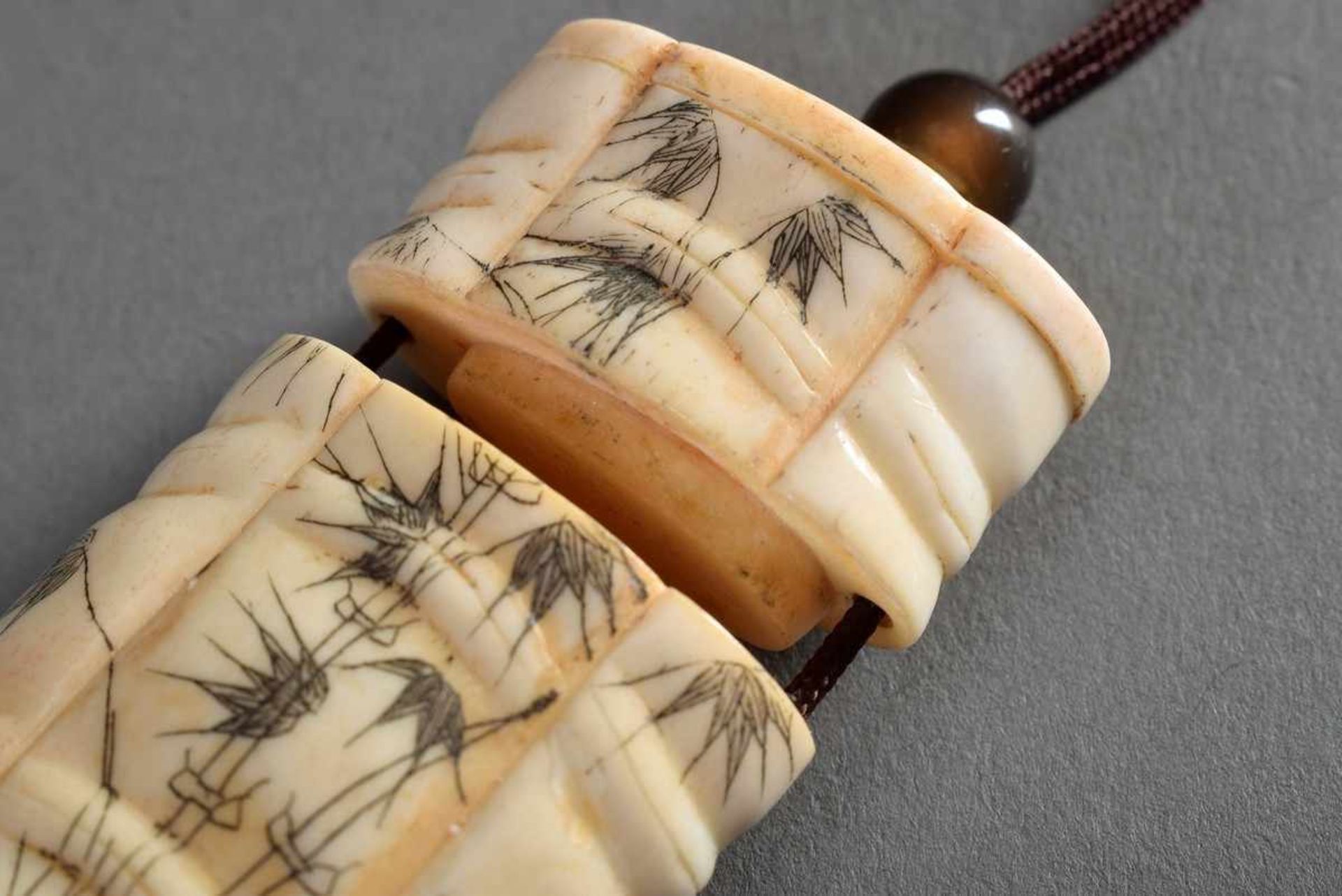 Kleines Inrô mit fein graviertem Dekor auf vierpassiger Wandung "Bambus" mit Kugel Ojime aus Achat - Image 4 of 4