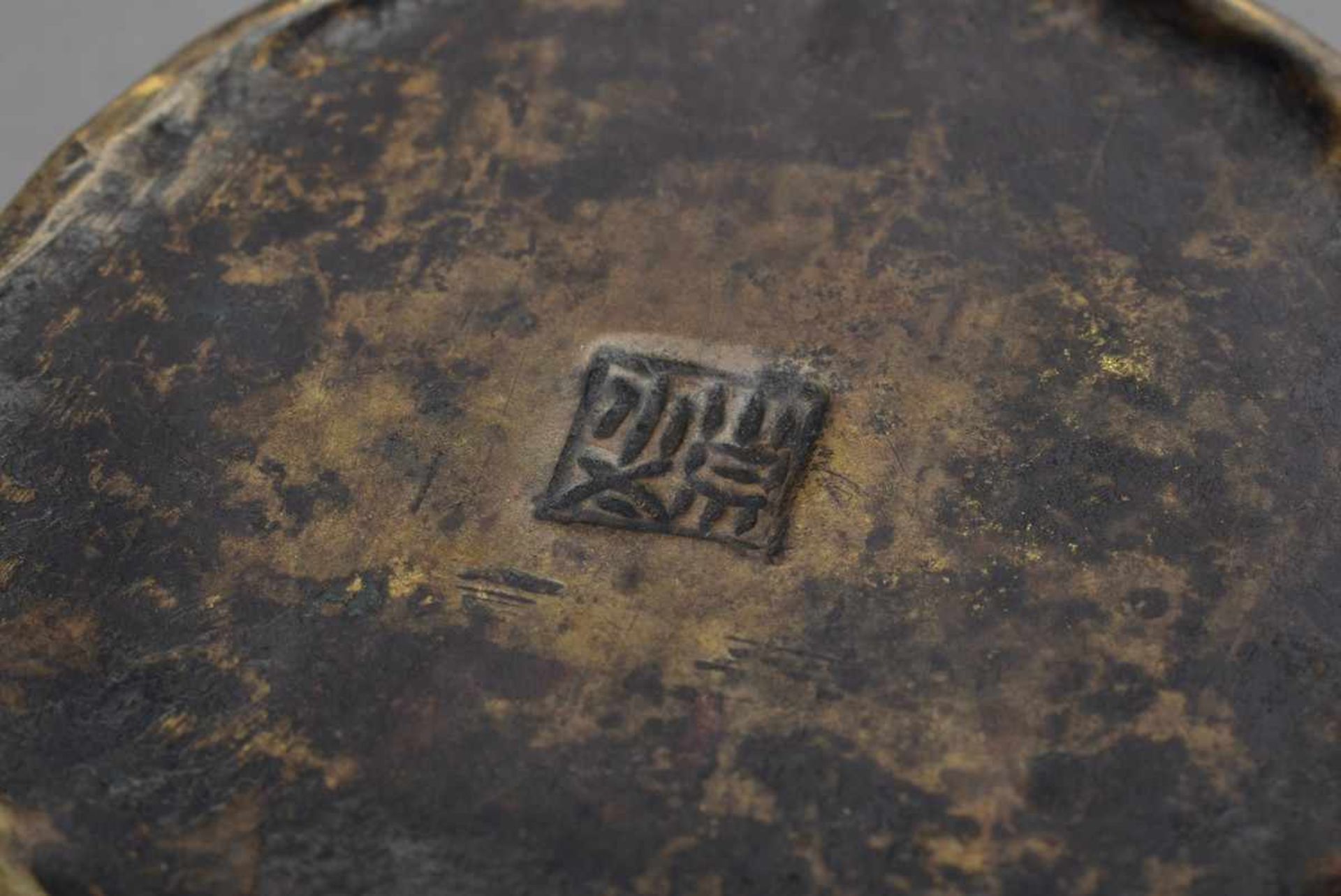 3 Diverse Teile Bronze Pinselwascher und Siegellackdose mit Reliefdekor, China, Ø 5-7cm, z.T. mit - Bild 3 aus 3