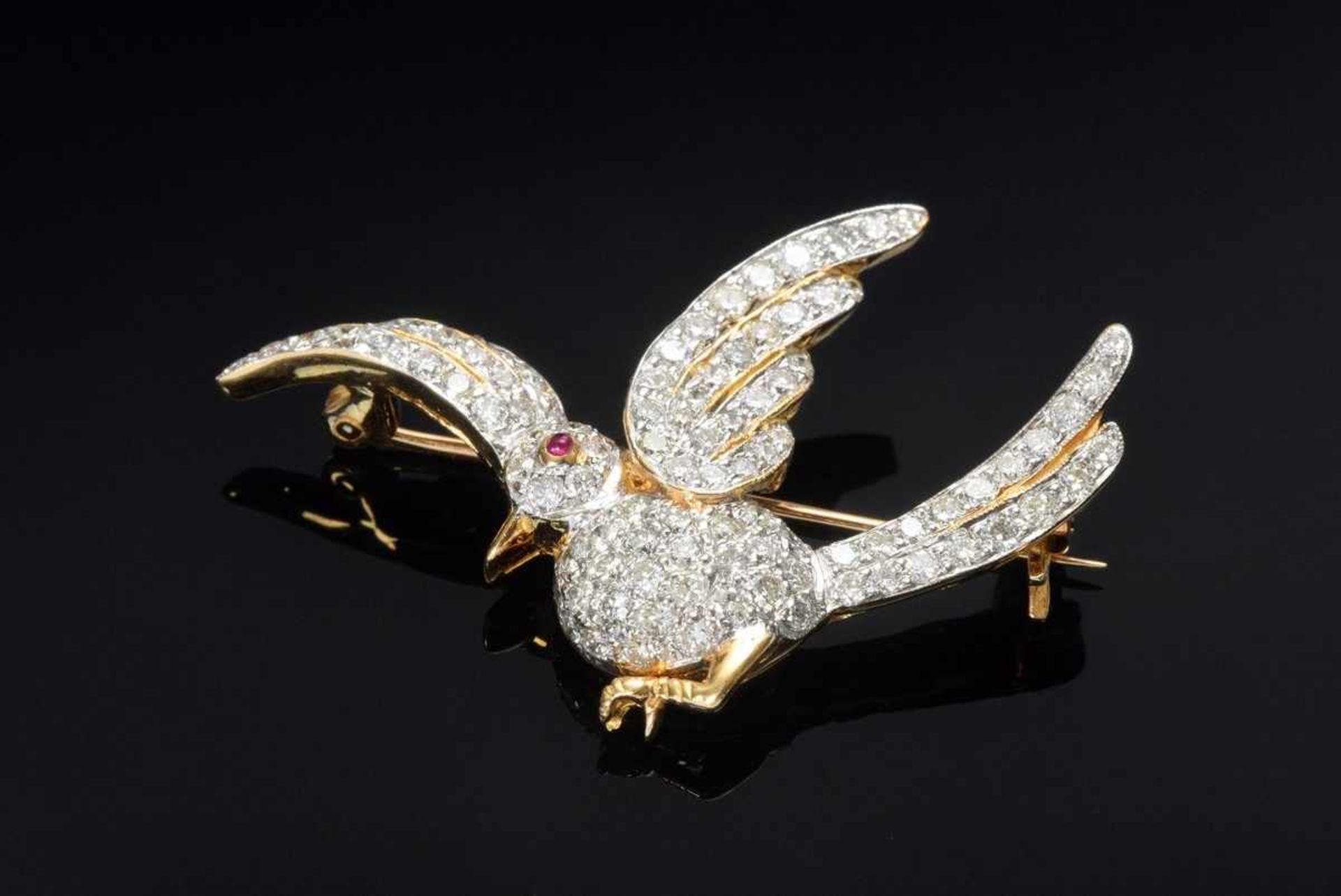 Fein gearbeitete GG/WG 750 „Vogel“ Nadel mit Rubincabochon und Brillanten (zus.ca. 2.04ct, VSI-SI/ - Bild 2 aus 3