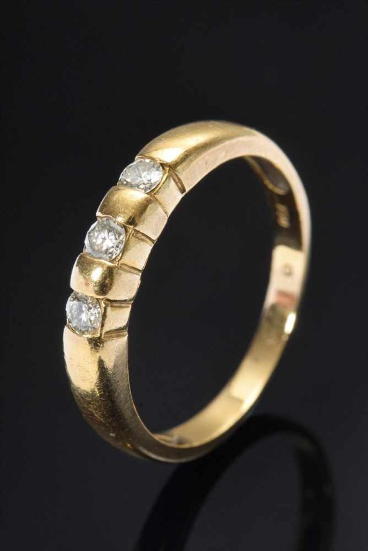 Zeitloser GG 750 Ring mit 3 Brillanten (zus.ca. 0.18ct/SI/W), 3,5g, Gr. 56 Timeless GG 750 ring with - Bild 2 aus 2