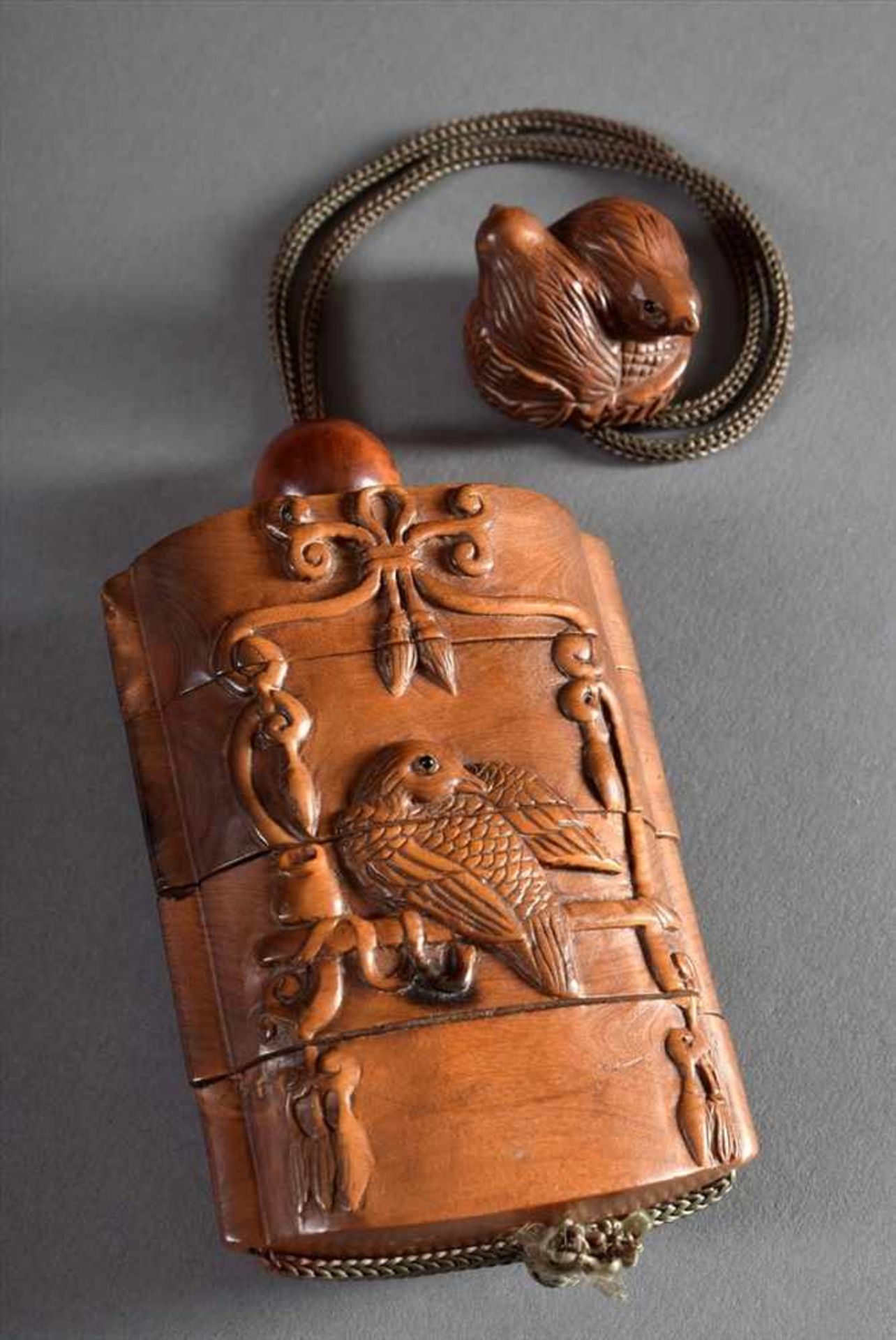 Inrô mit dekorativ Wandung "Singvögel auf Stangen", darüber schlichtes Kugel Ojime und Netsuke "Zwei