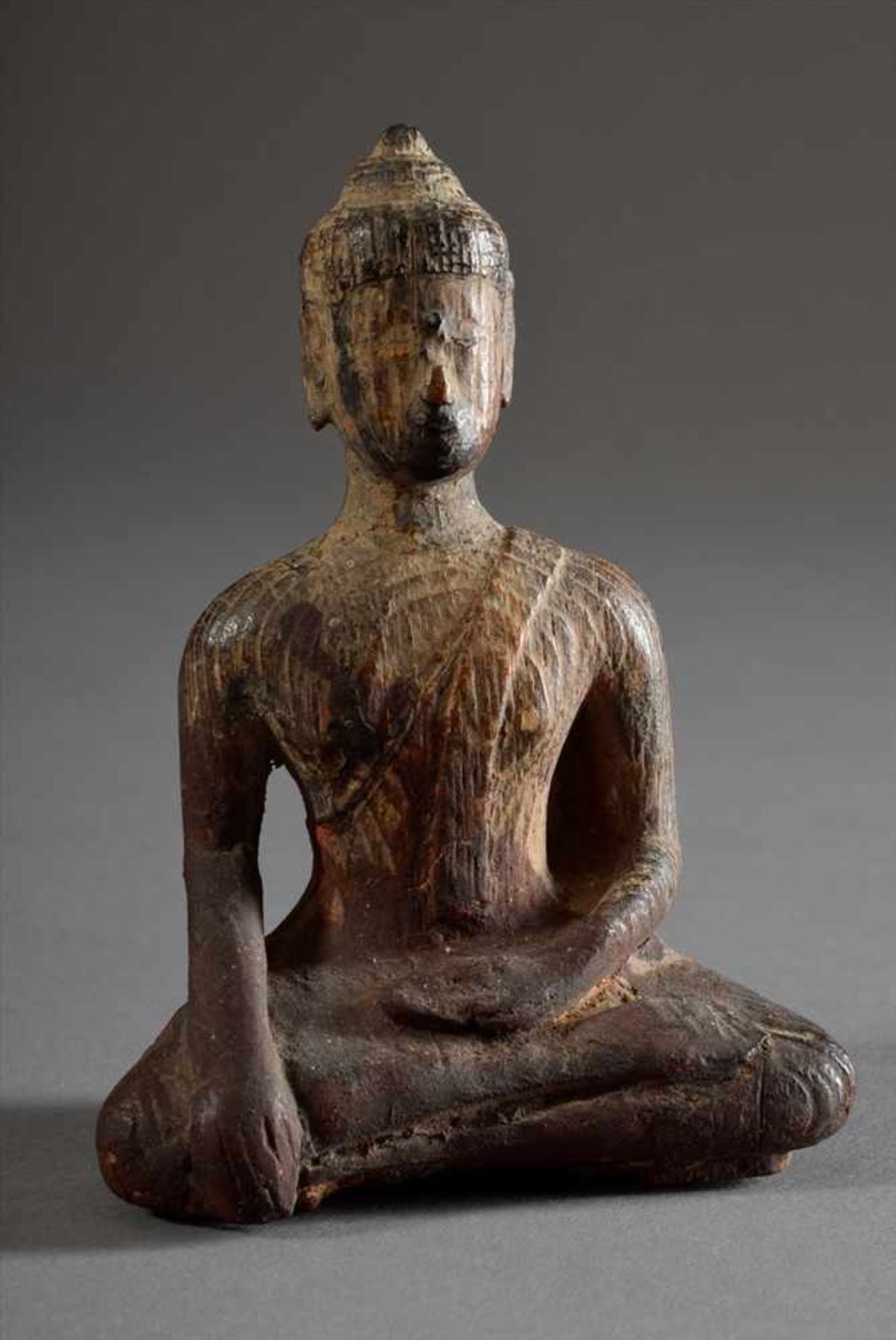 Sitzender Buddha in Virasana, rechte Hand in Bhumisparshamudra Geste, Holz mit Resten von rotem/ - Bild 6 aus 6