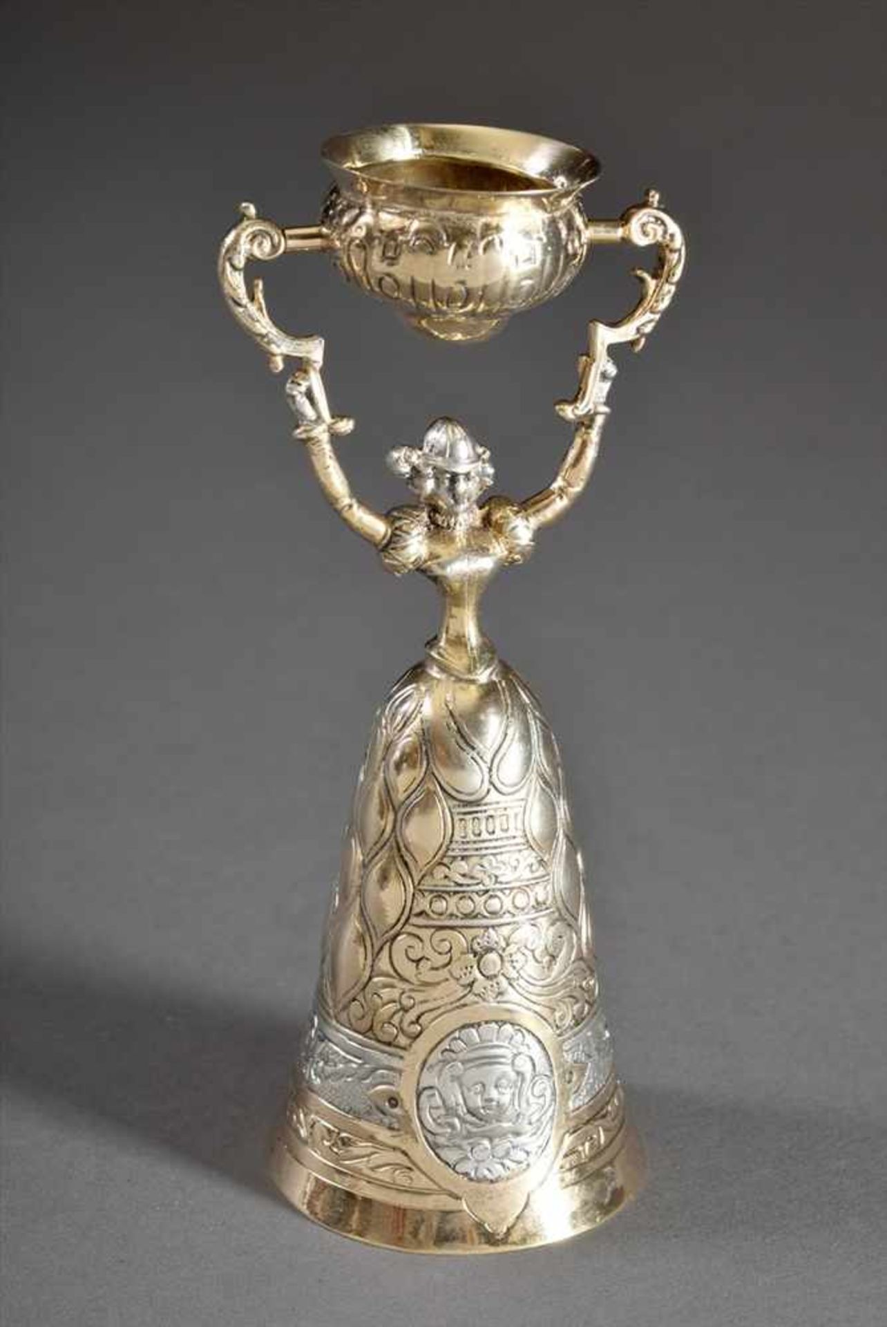 Hochzeits-Scherzbecher nach antikem Vorbild, Ludwig Neresheimer, Silber 800 vergoldet, 87g, H. 12,
