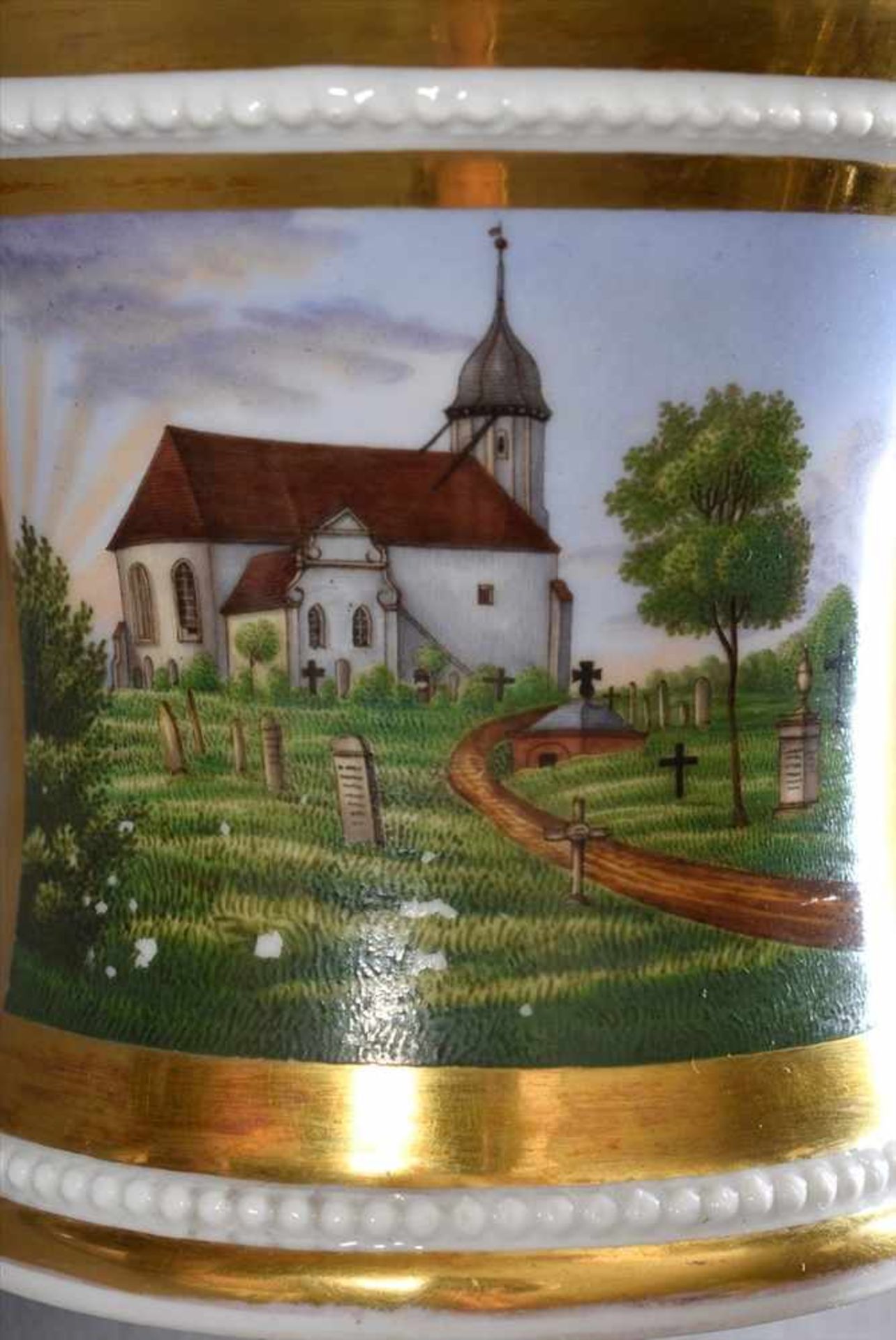 Biedermeier Ansichtstasse mit lupenfeiner Malerei "Kirche und Bauernhaus" sowie Golddekor, Thüringen - Bild 4 aus 6