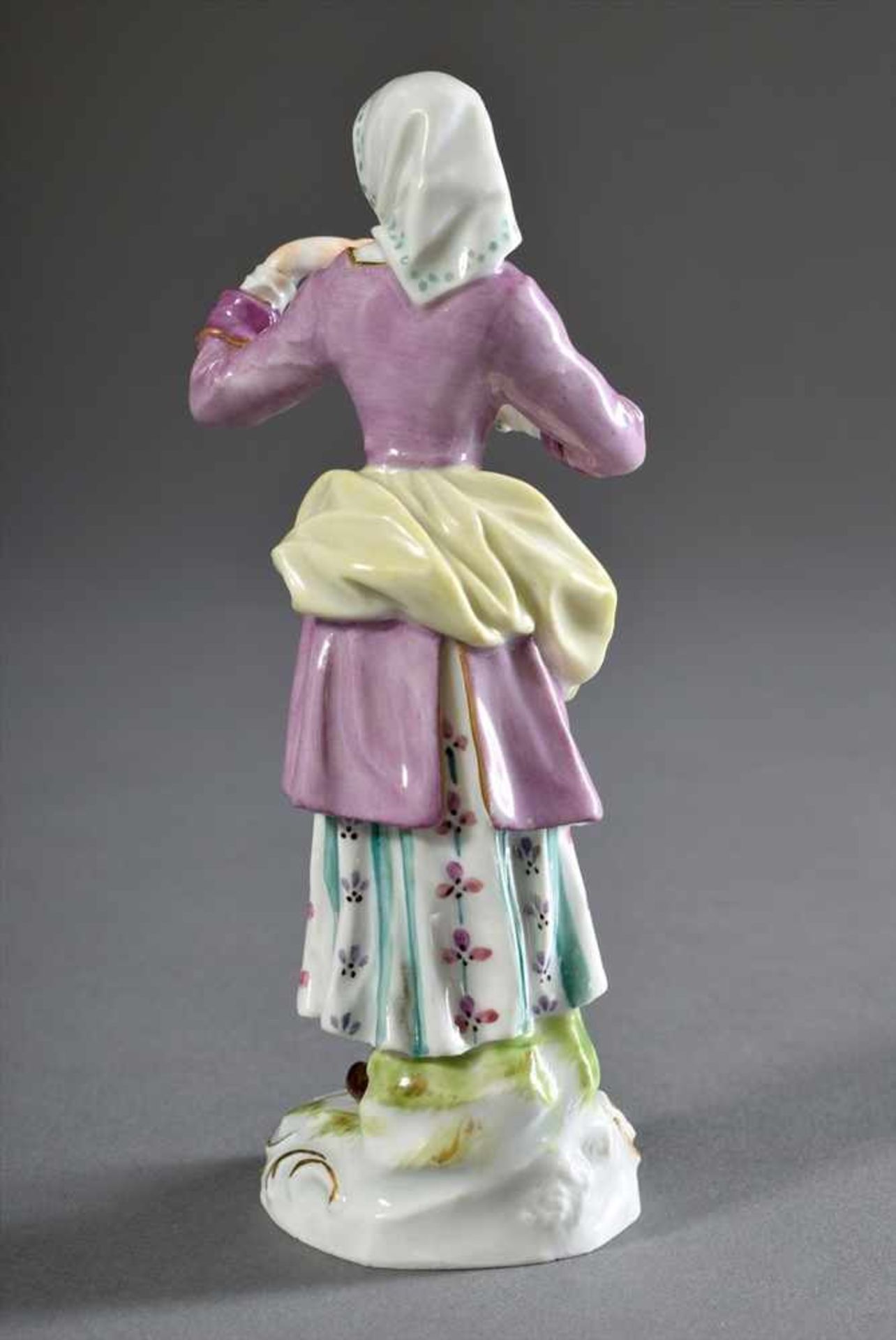 Meissen Figur "Frau mit Kopftuch", polychrom bemalt und goldstaffiert, runder Rocaillesockel, - Bild 2 aus 5