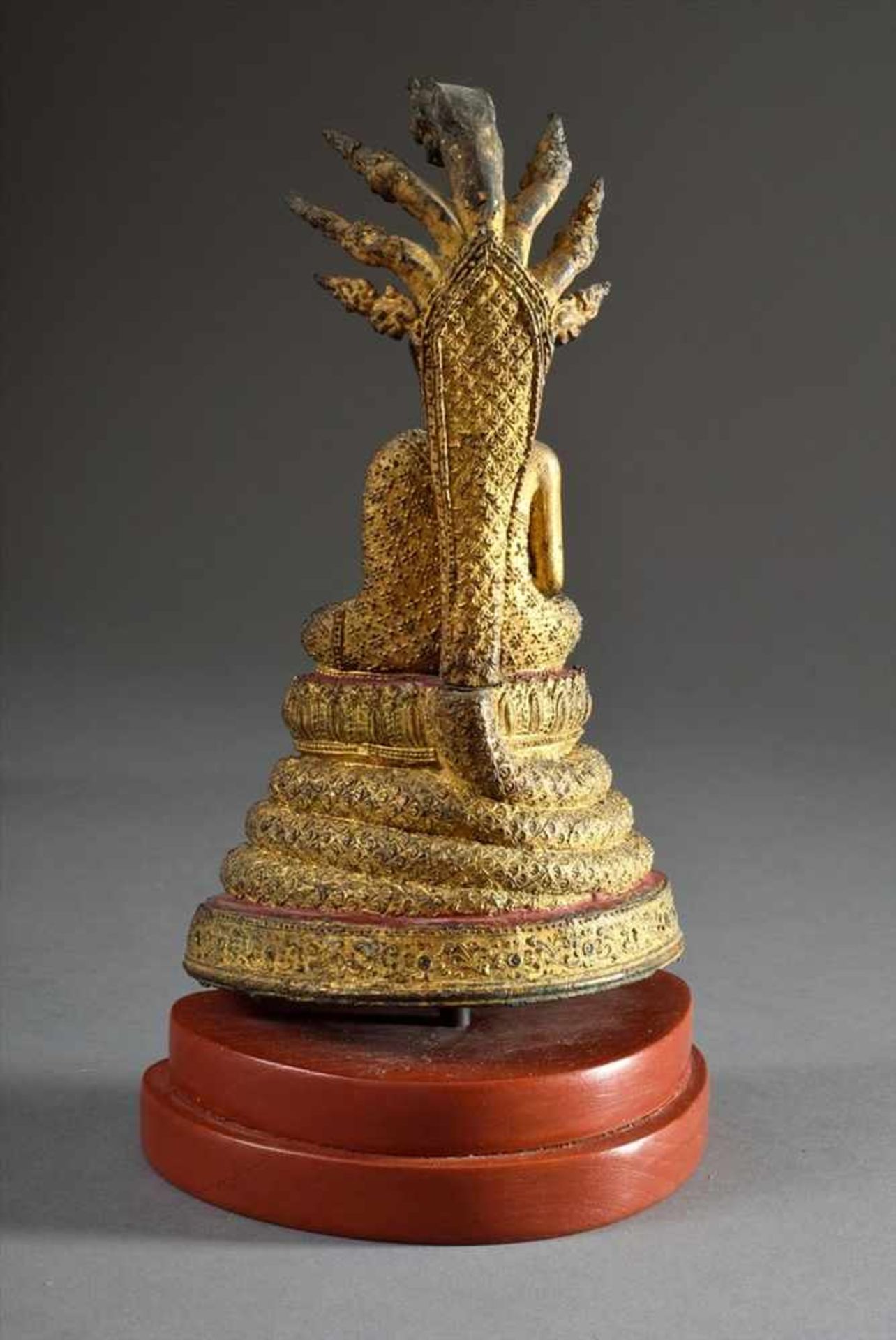 Buddha "Sitzender Buddha auf getrepptem Thron, von sieben Nagas beschützt", Bronzeguss mit Resten - Bild 2 aus 6