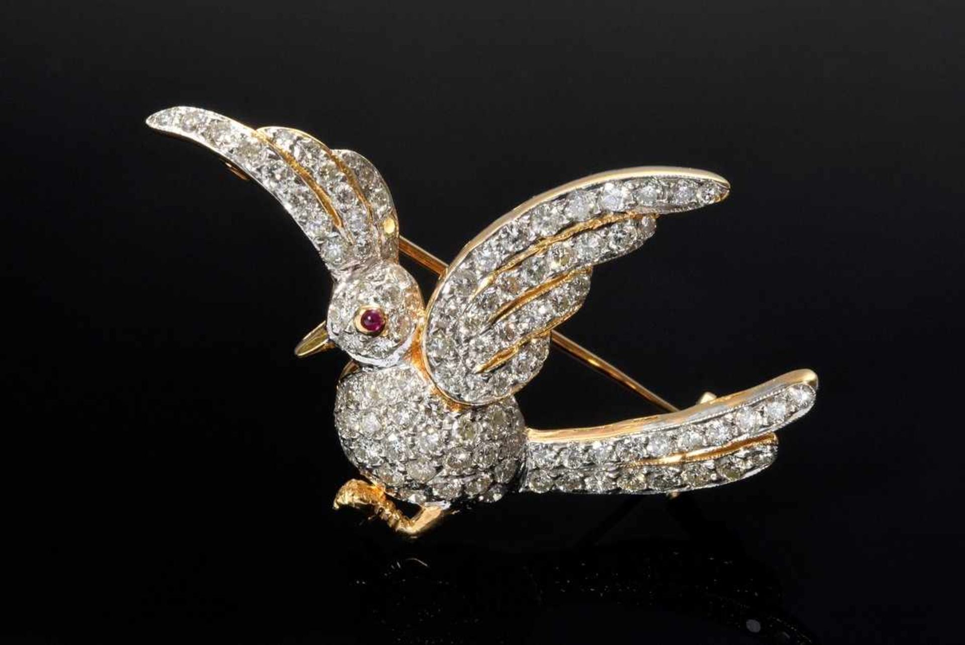 Fein gearbeitete GG/WG 750 „Vogel“ Nadel mit Rubincabochon und Brillanten (zus.ca. 2.04ct, VSI-SI/