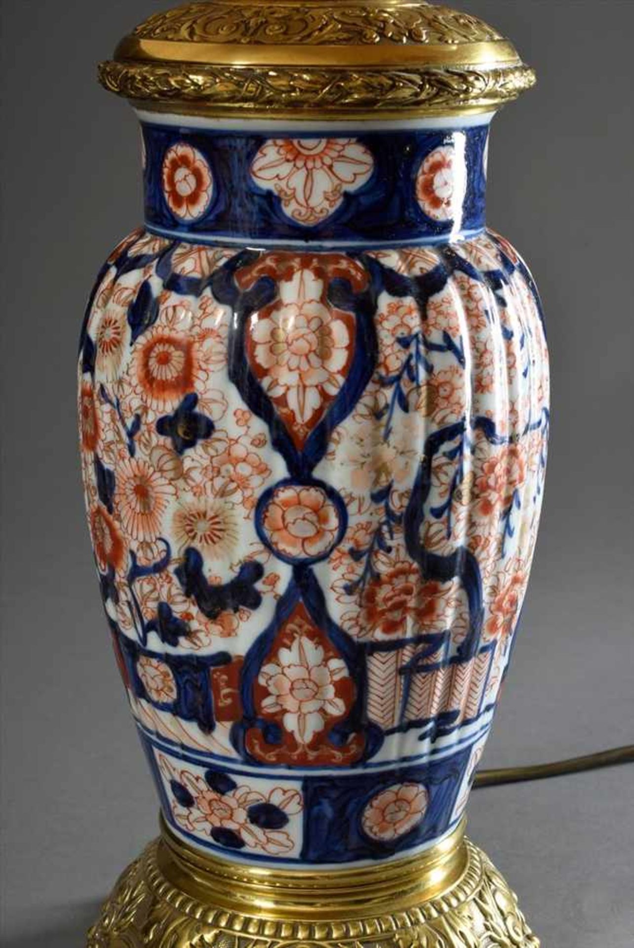 Imari Porzellan Vase mit Messing Montierung in Ormolu Art, als Lampe montiert, H. 68cmImari - Bild 2 aus 4