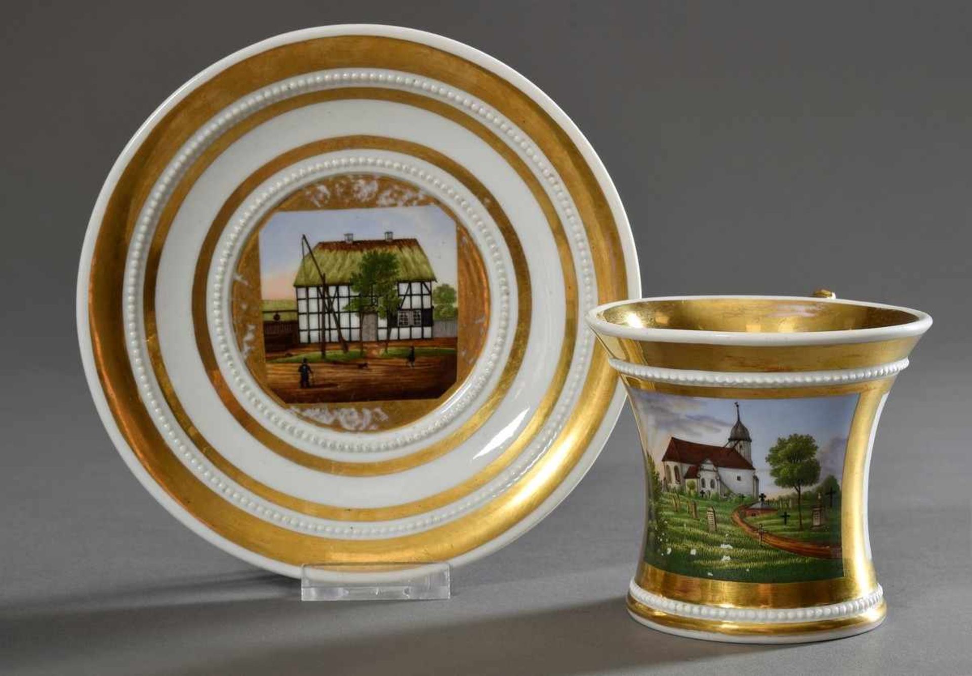 Biedermeier Ansichtstasse mit lupenfeiner Malerei "Kirche und Bauernhaus" sowie Golddekor, Thüringen