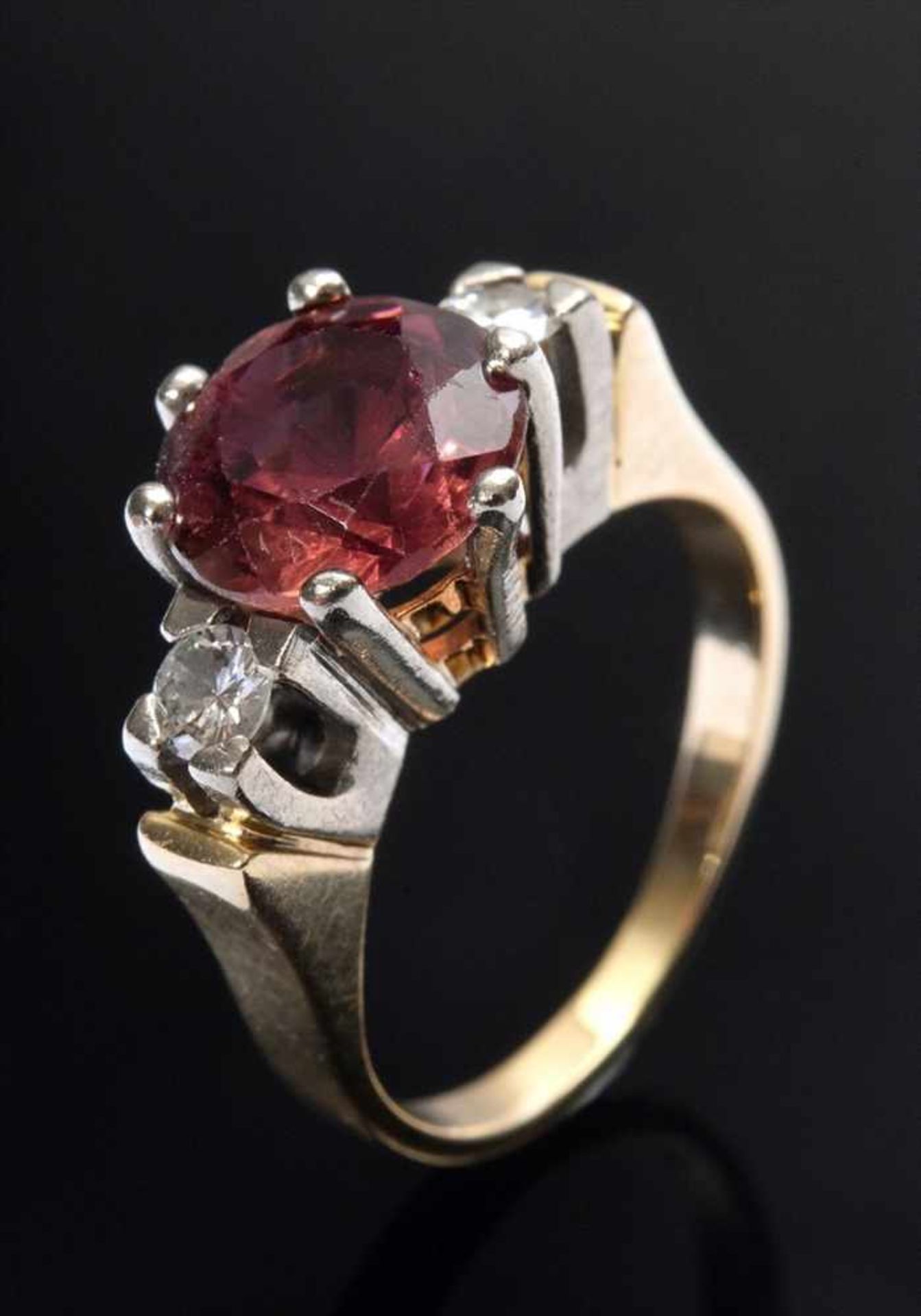 GG/WG 585 Ring mit Topas und 2 Brillanten (zus.ca. 0,20ct/VSI/W), 5g, Gr.47GG/WG 585 Ring with topaz