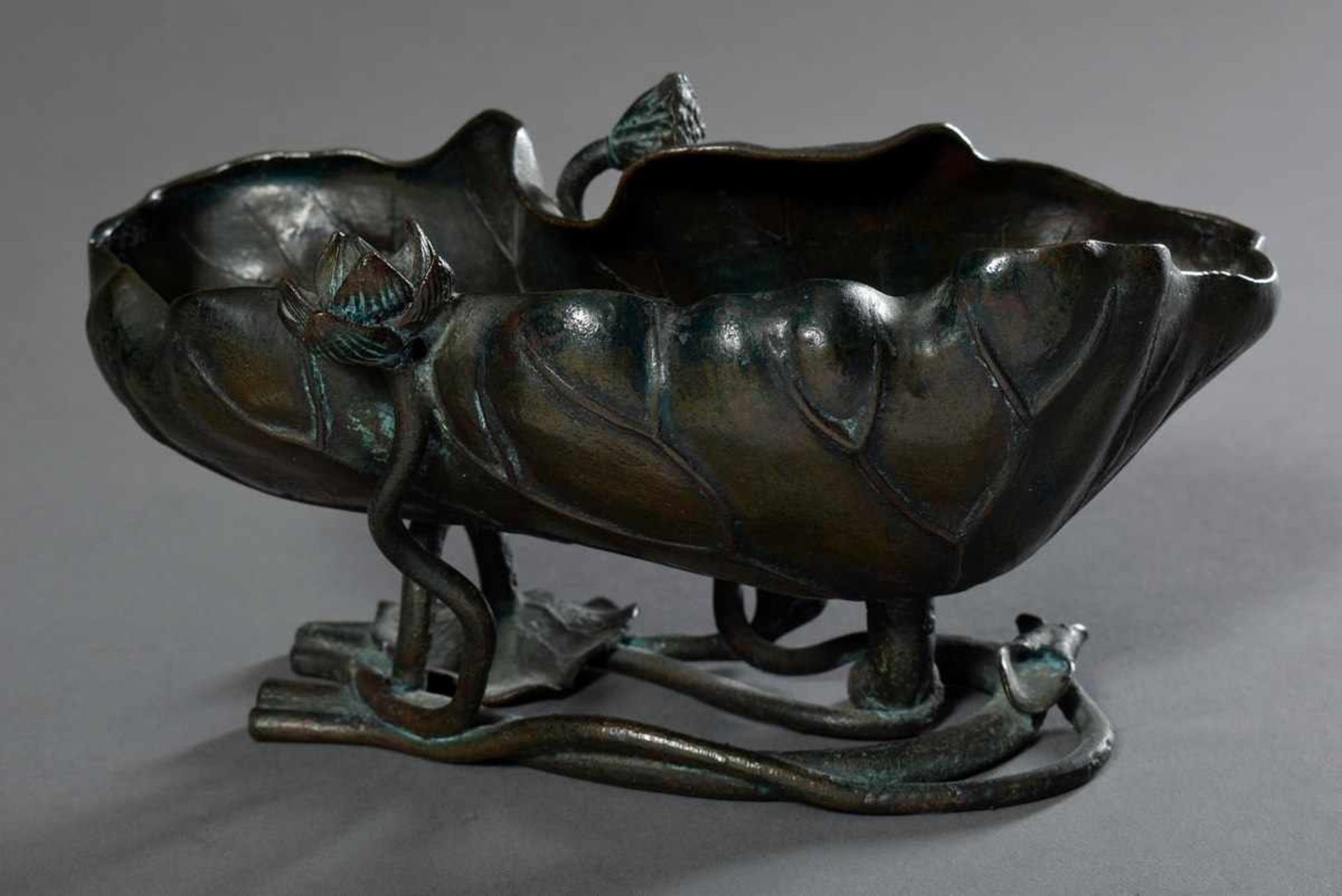 Japanische Bronze Schale "Lotusblatt", gemarkt "Japan", 20. Jh., 9,5x20x9cmJapanese bronze bowl "
