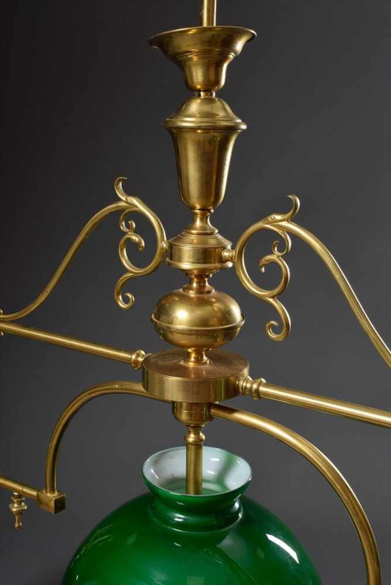 Englische Messing Billard Lampe mit drei grünen Glasschirmen, 20.Jh., 96x155cmEnglish brass billiard - Bild 2 aus 2