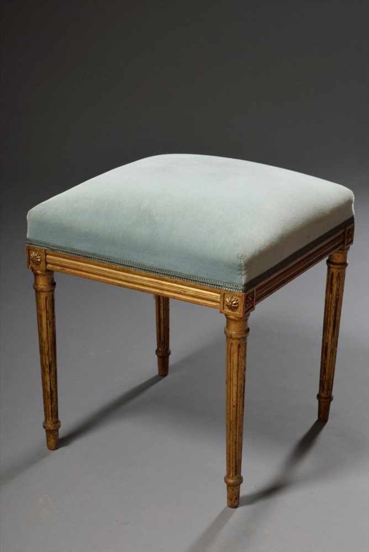 Vergoldeter Hocker mit blauem Velourbezug im Louis XVI Stil, H. 50cmGold plated stool with blue