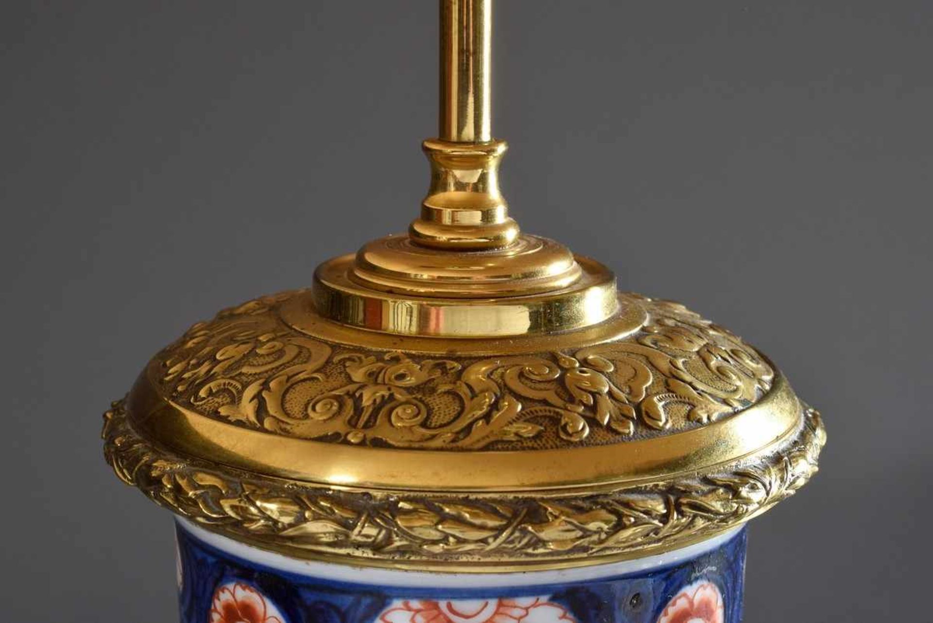 Imari Porzellan Vase mit Messing Montierung in Ormolu Art, als Lampe montiert, H. 68cmImari - Bild 3 aus 4