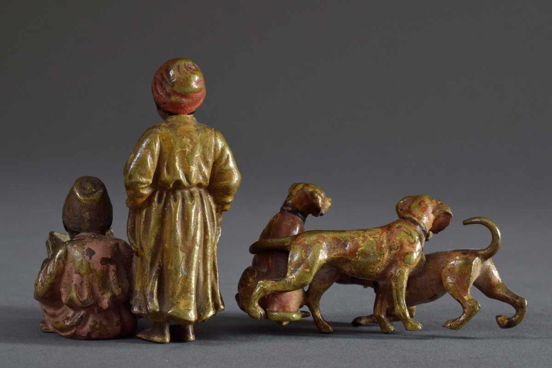 2 Diverse Wiener Bronzen "Zwei arabische Jungen, lesend" und "Hunde Trio", H. 6/3,5cm, min. - Bild 2 aus 3
