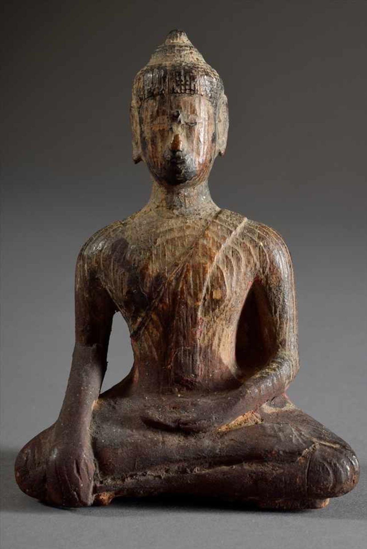 Sitzender Buddha in Virasana, rechte Hand in Bhumisparshamudra Geste, Holz mit Resten von rotem/