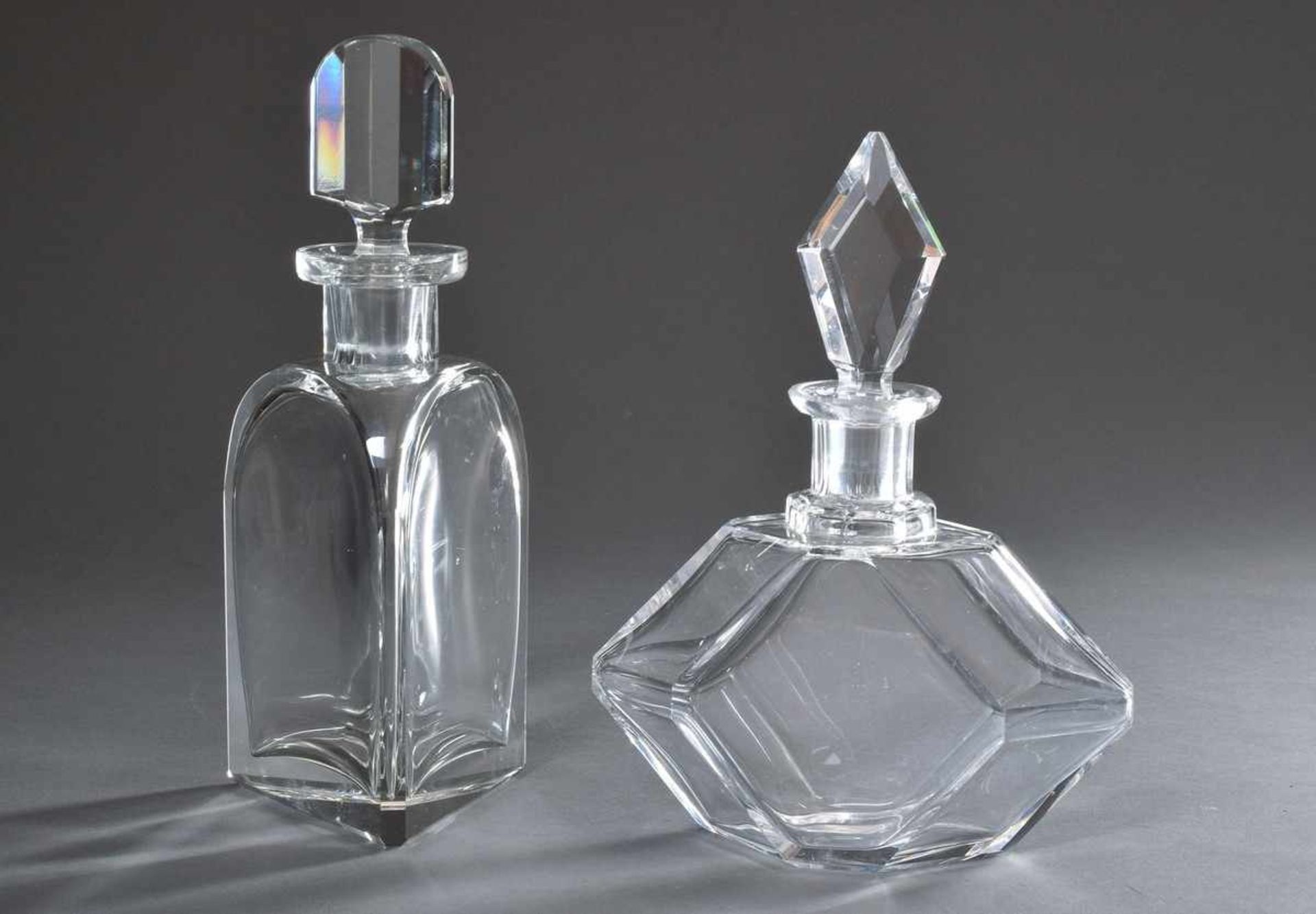 2 Diverse schlichte Art Deco Kristall Karaffen, drei- und mehreckig, um 1920/30, H. 25,5/28,5cm, z. - Bild 2 aus 2