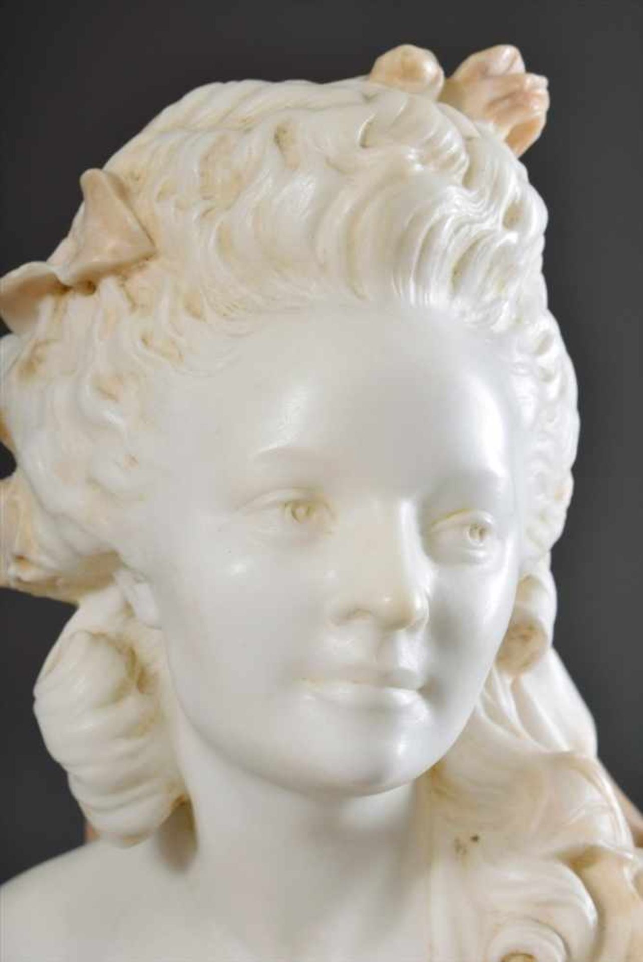 Marmor Büste "Madame Du Barry", in weiß/gelbem Marmor, 19. Jh., H. 39cm, minimal bestoßenMarble bust - Bild 2 aus 5