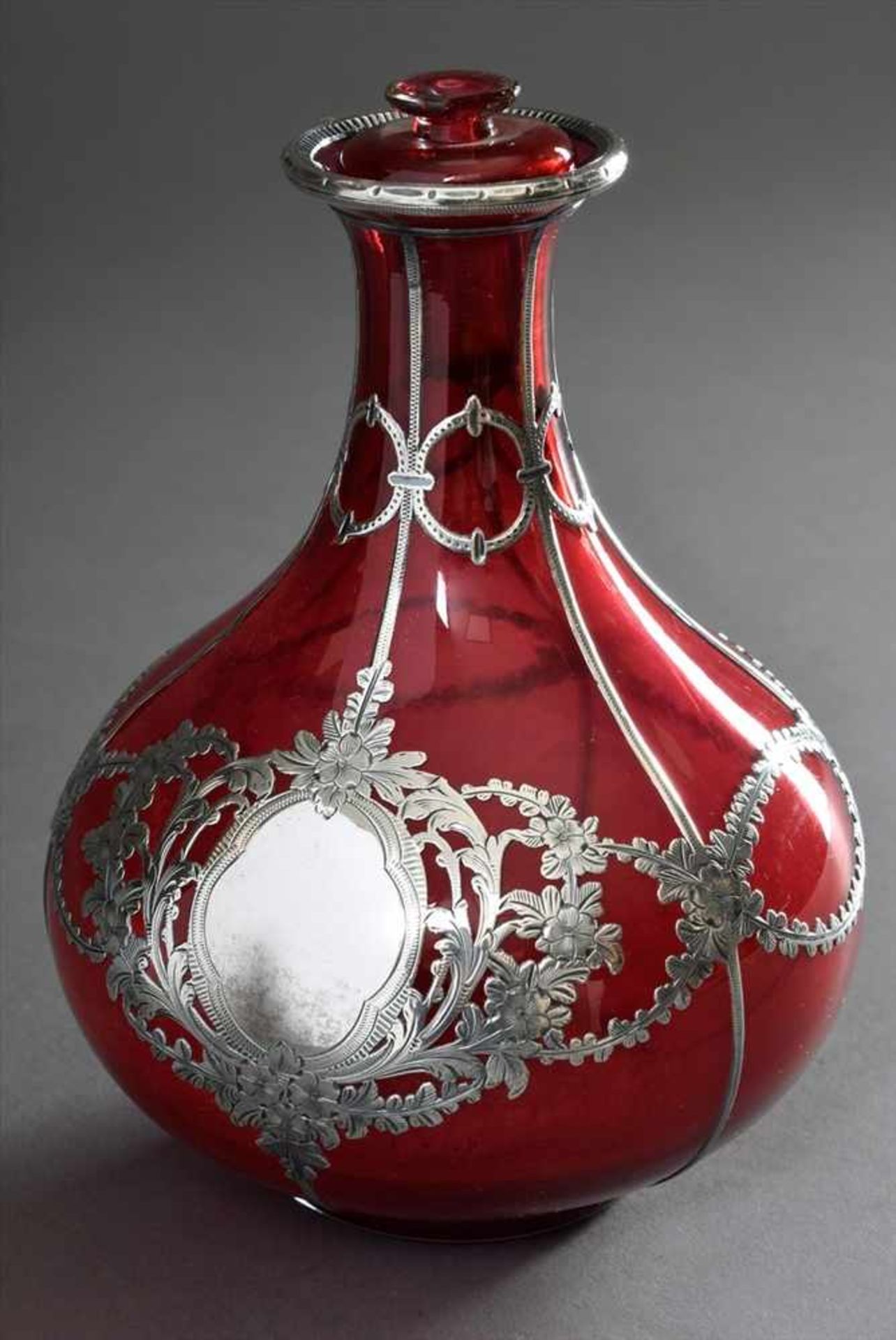 Rubinglas Karaffe mit floralem Silver Overlay „Ranken und Medaillon“, Ende 19.Jh., H. 18cm,