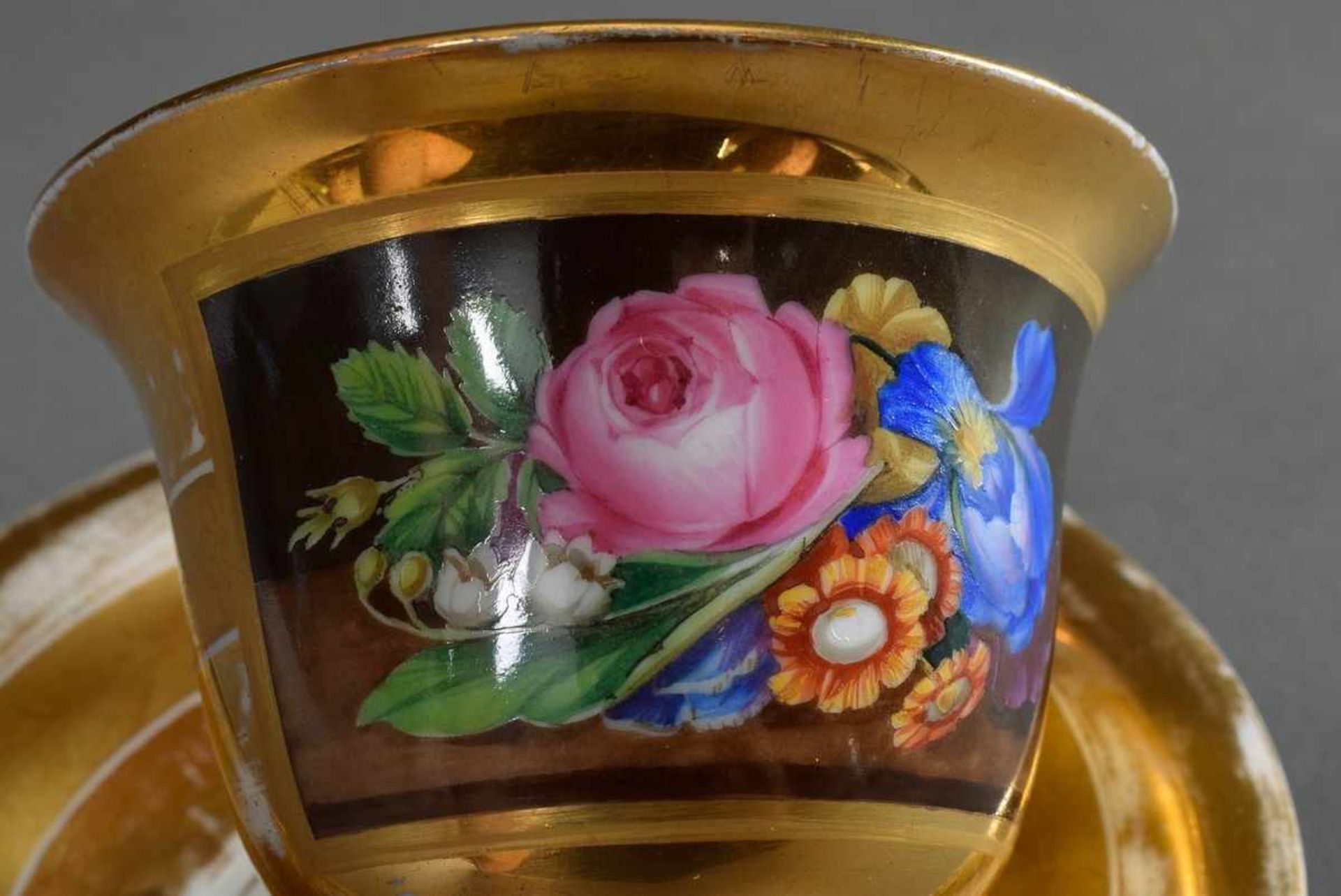 Meissen Tasse mit polychromem Blumenstillleben und reichem Golddekor, 19. Jh., H. 10cm, Henkel - Bild 2 aus 3