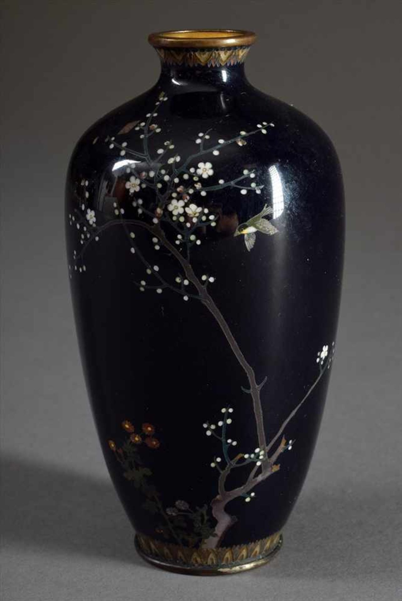 Bauchige Cloisonné Vase mit lupenfeiner Dekoration "Sperling, Chrysanthemen und Prunuszweig",