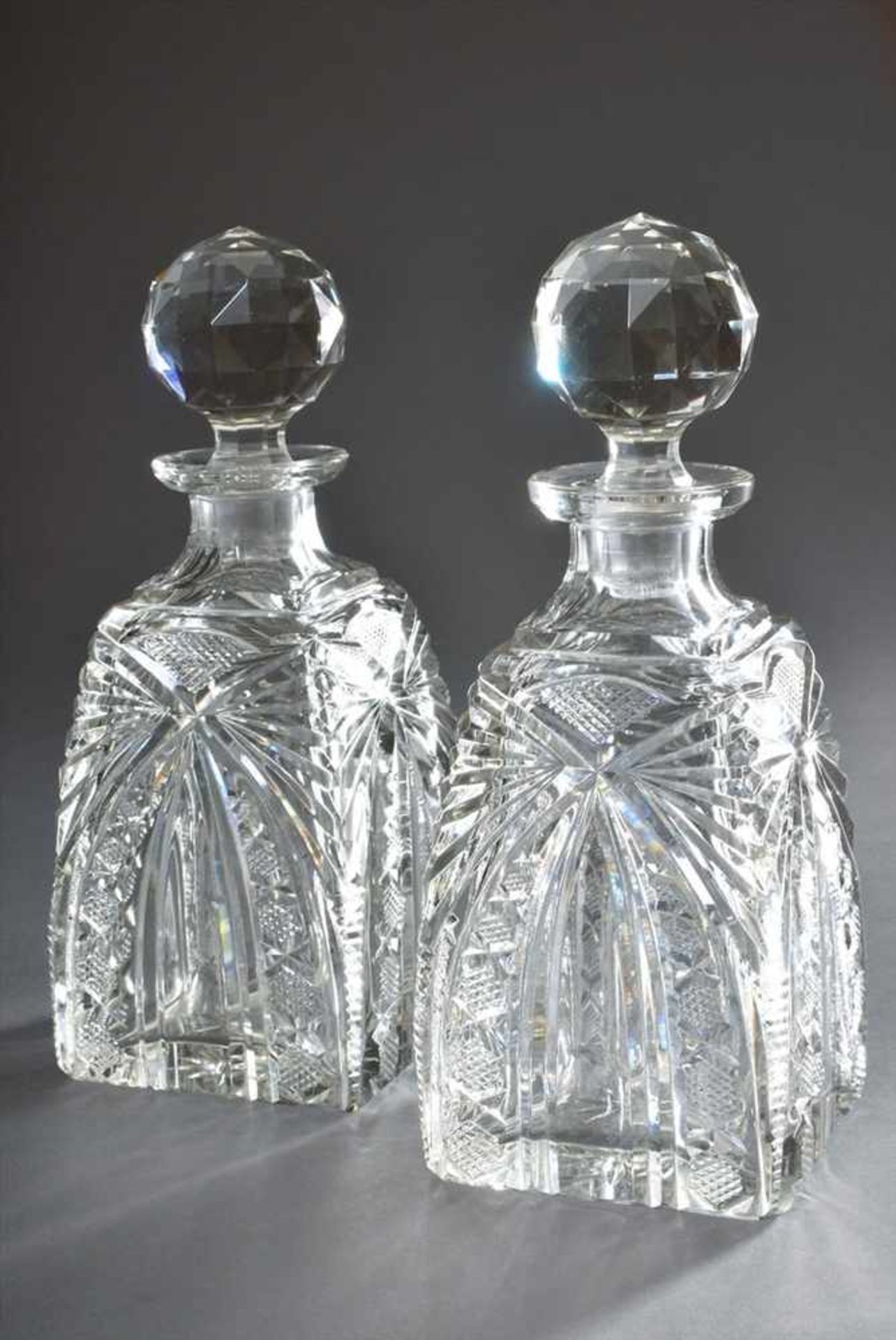 Paar Kristall Karaffen mit facettieren Stopfen und reichem Schliffdekor "Strahlen", um 1920/30, H.