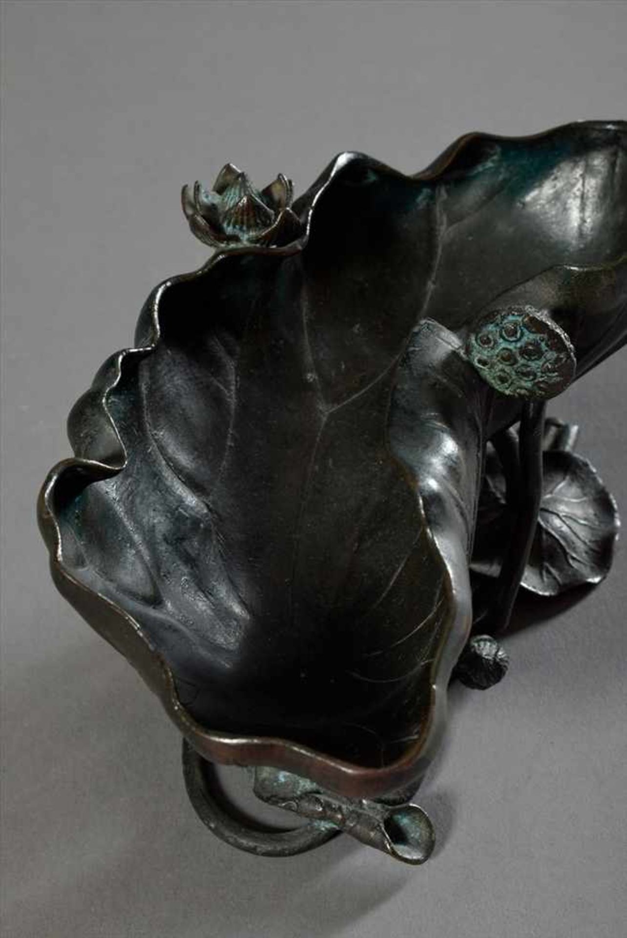 Japanische Bronze Schale "Lotusblatt", gemarkt "Japan", 20. Jh., 9,5x20x9cmJapanese bronze bowl " - Bild 4 aus 6