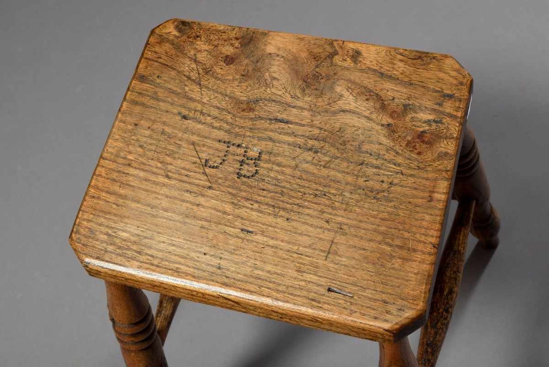 Rustikaler Hocker mit gedrechselten Beinen und eckigem Sitz, Monogramm „JB“, Eiche, 19.Jh., H. - Bild 2 aus 2