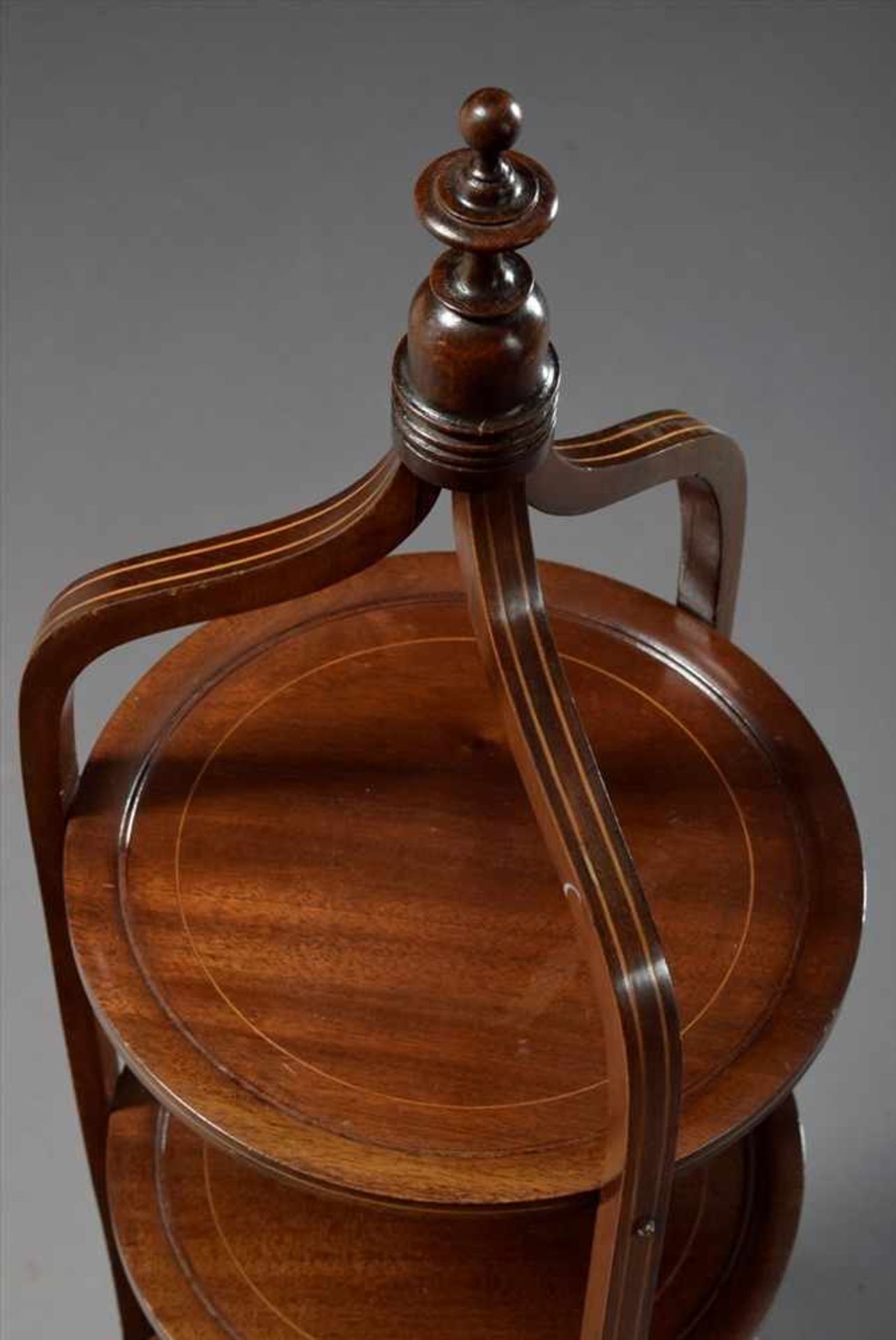 Runder Mahagoni Cake Stand mit Fadenintarsien, 3stöckig, um 1910/20, H. 97cmRound mahogany cake - Bild 2 aus 2