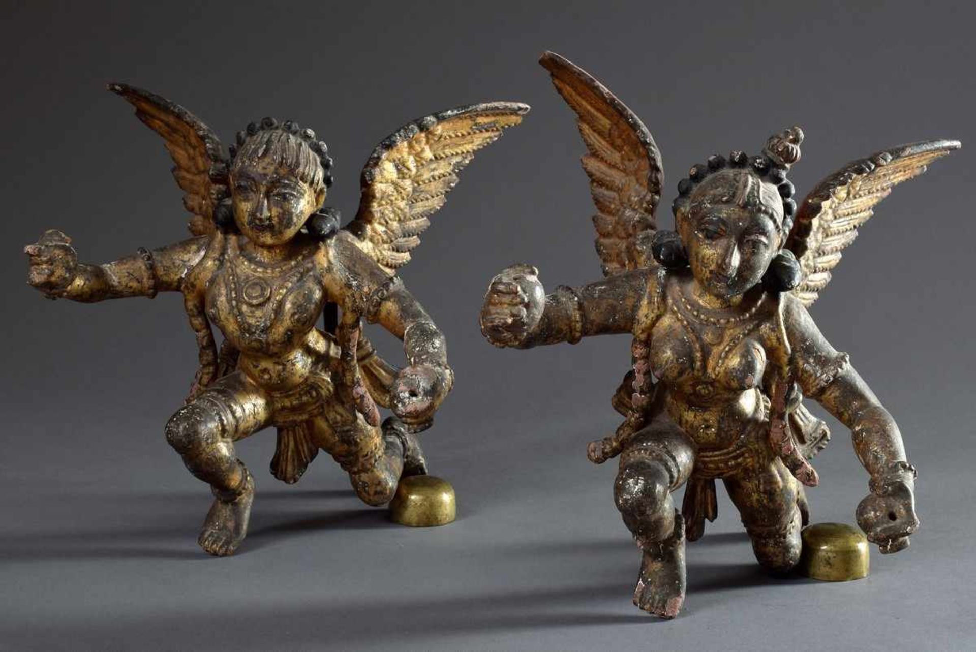 Paar kniende hinduistische Schutzgottheiten mit Flügeln, Holz geschnitzt, vergoldet, an