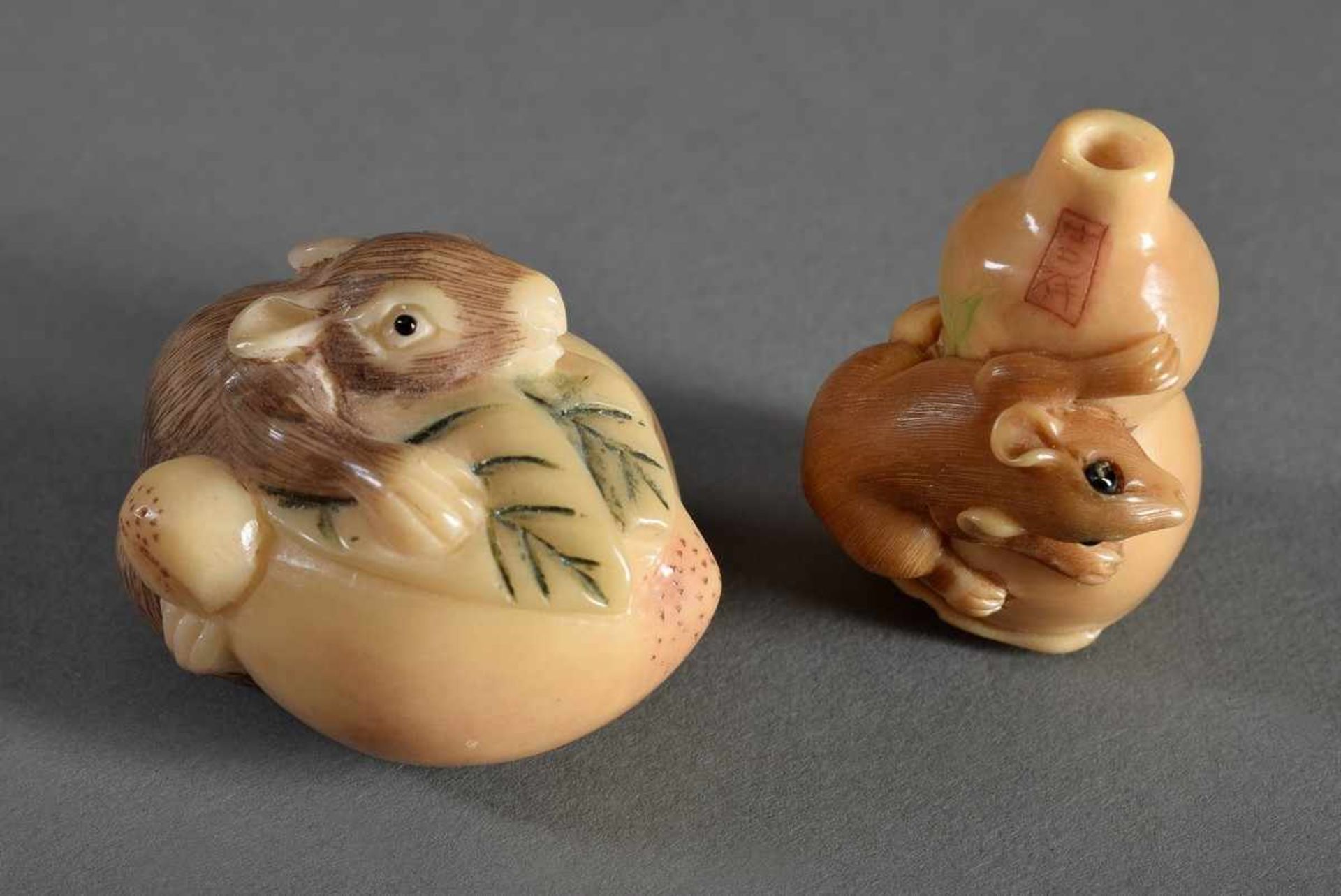 2 Diverse Katabori Netsuke "Ratte mit Flaschenkürbis" und "Ratte mit Pfirsich", Tagua Nuss mit