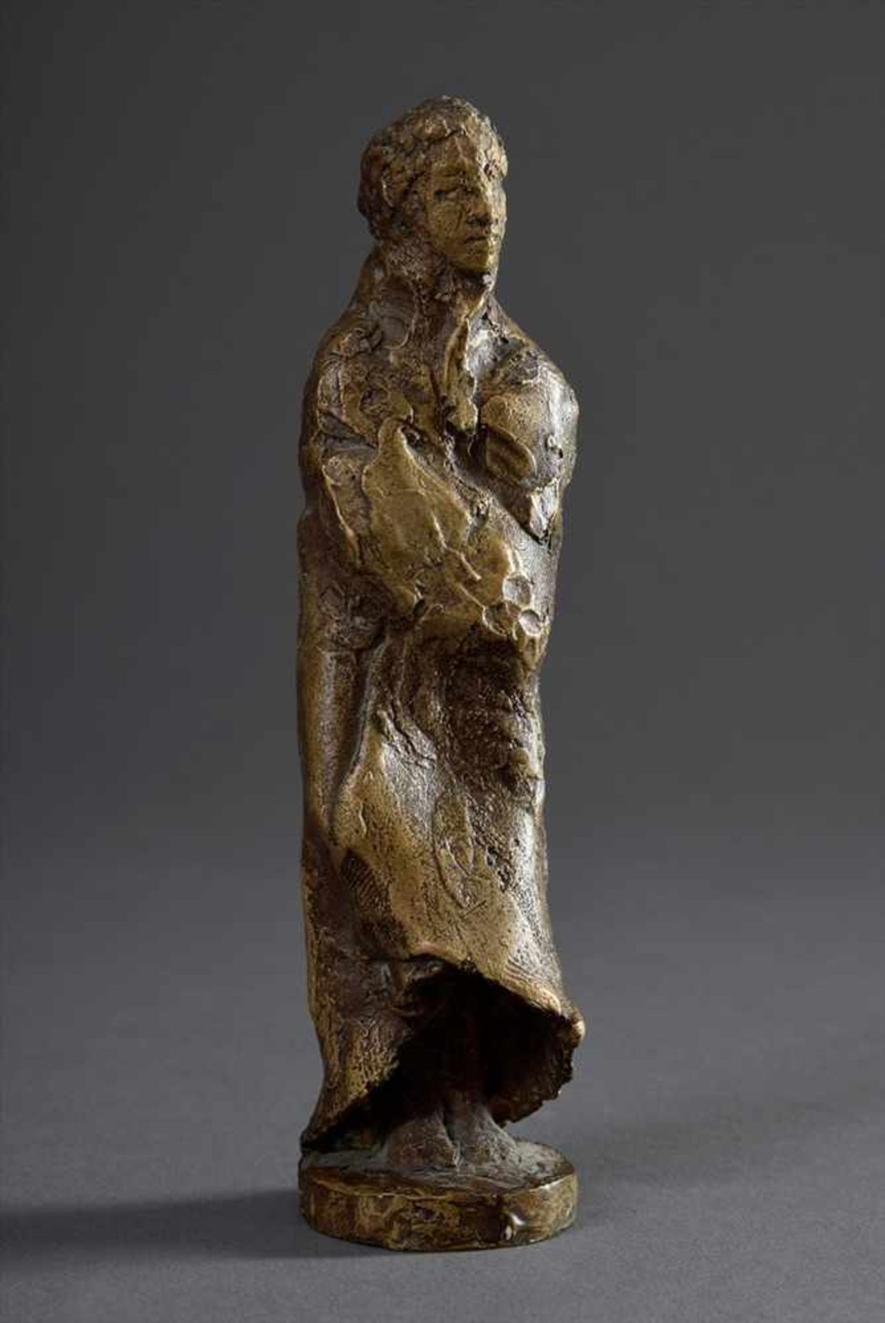 Monogrammist MF „Stehender in langem Mantel“, Bronze auf Holzsockel, nummeriert 6/20, H. 13, - Bild 2 aus 5