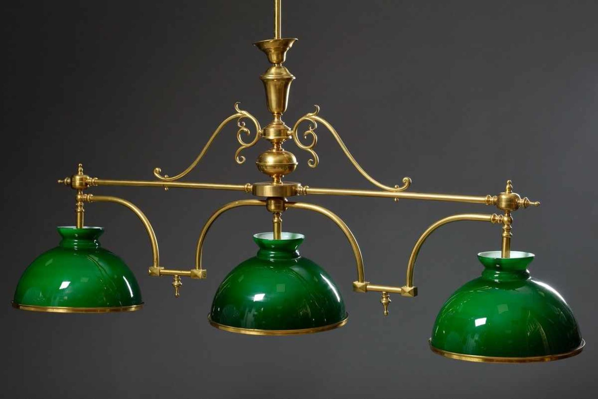 Englische Messing Billard Lampe mit drei grünen Glasschirmen, 20.Jh., 96x155cmEnglish brass billiard